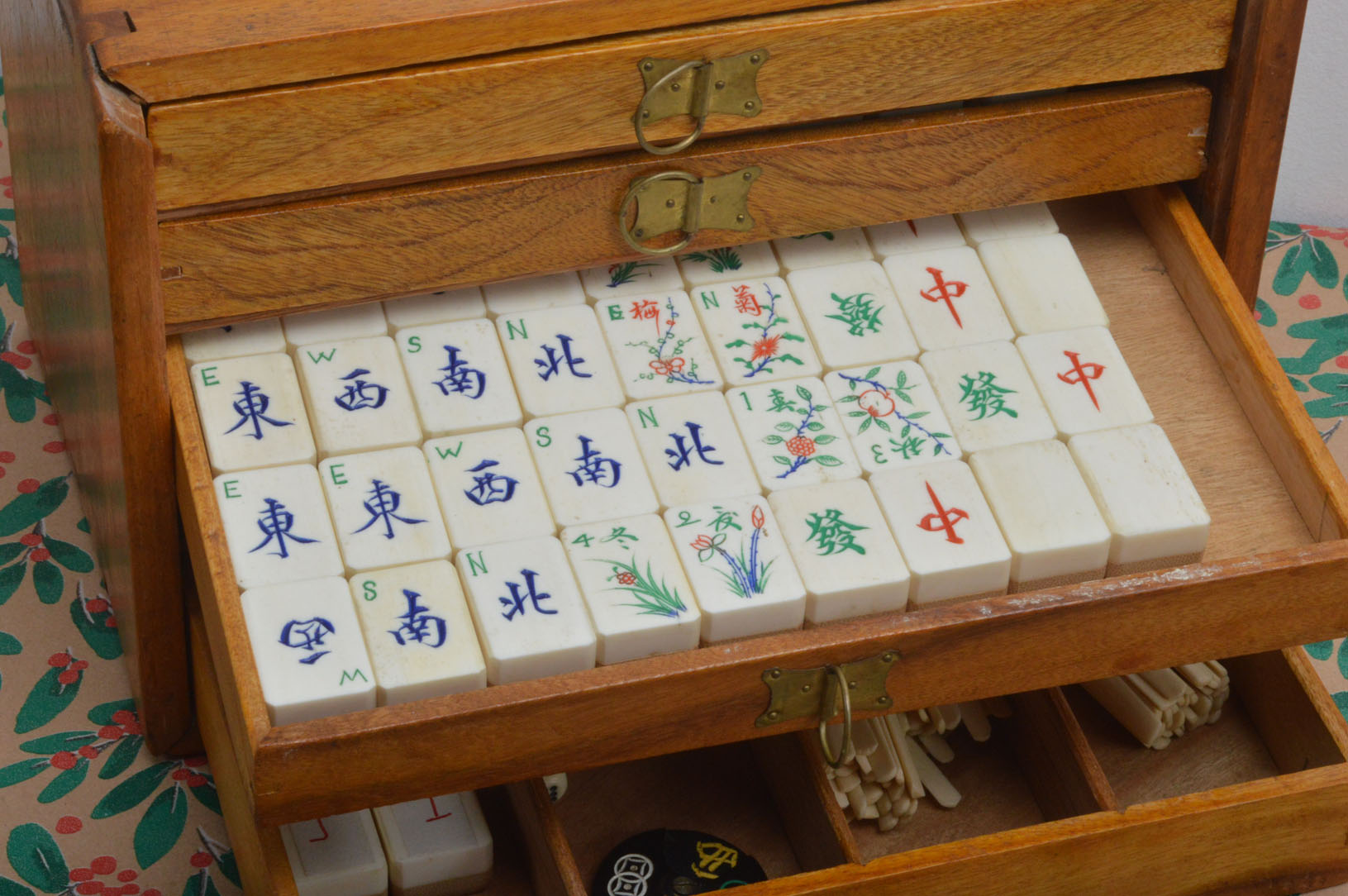 A 20th century Mah-jong set, in a fitted wooden box, pull up top enclosing five drawers, 148 bone - Image 3 of 5