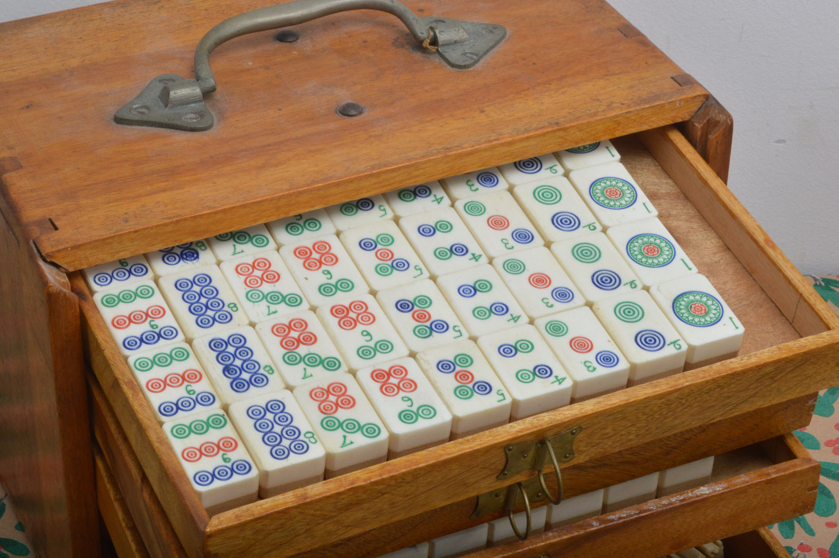 A 20th century Mah-jong set, in a fitted wooden box, pull up top enclosing five drawers, 148 bone - Image 5 of 5