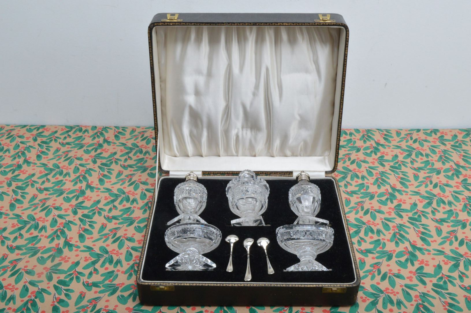 A nice Edwardian period cut glass five piece cruet set, in fitted black box, with pair of salts,