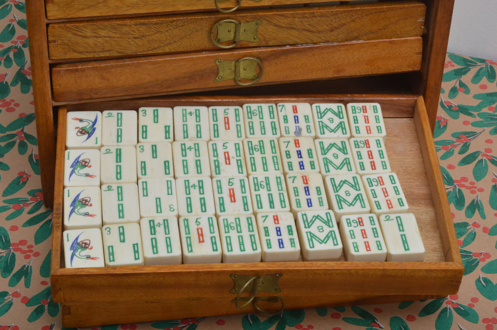 A 20th century Mah-jong set, in a fitted wooden box, pull up top enclosing five drawers, 148 bone - Image 2 of 5