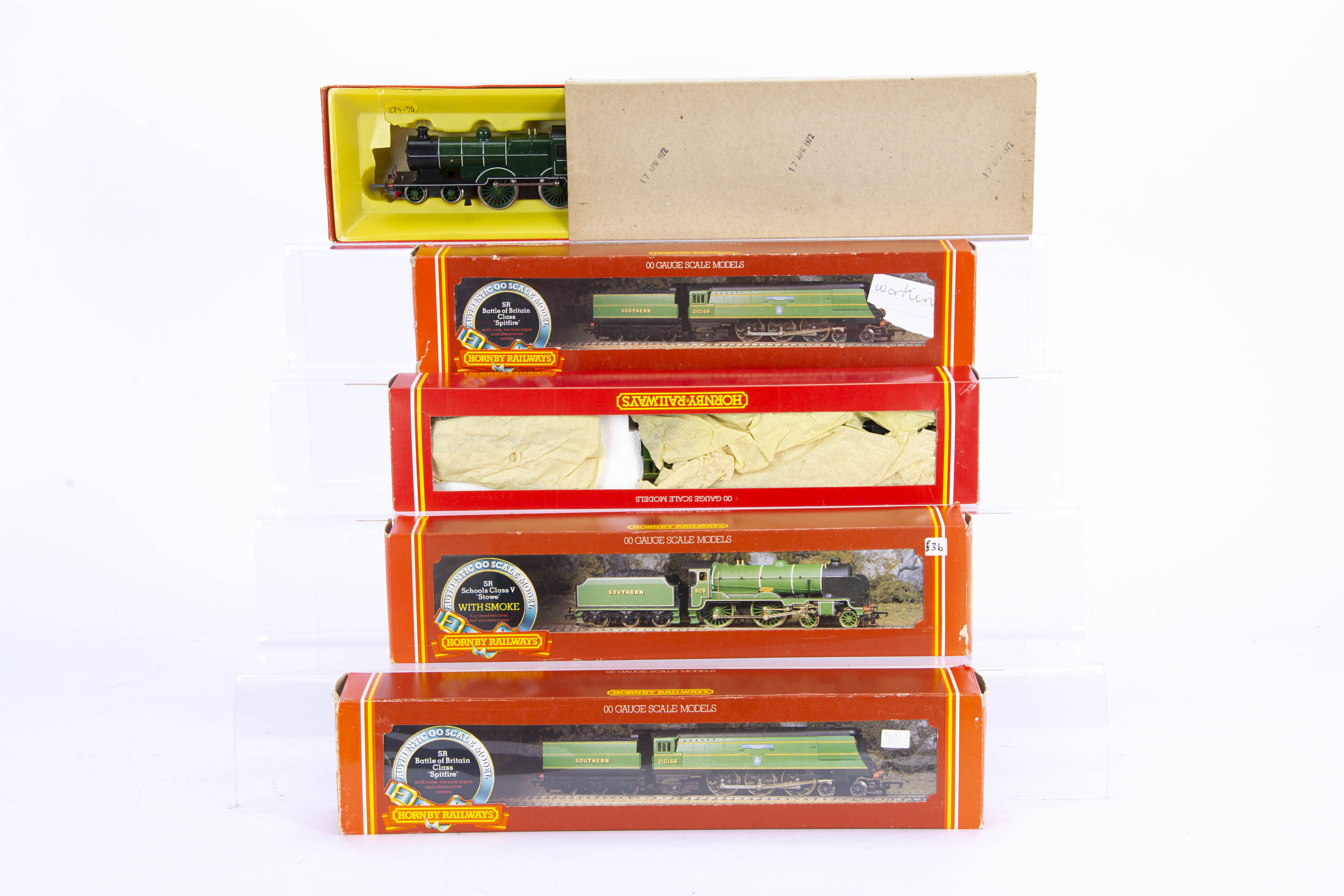 Hornby 00 Gauge SR green Steam Locomotives and Tenders, R374 Battle of Britain class 4-6-2 21C166 '