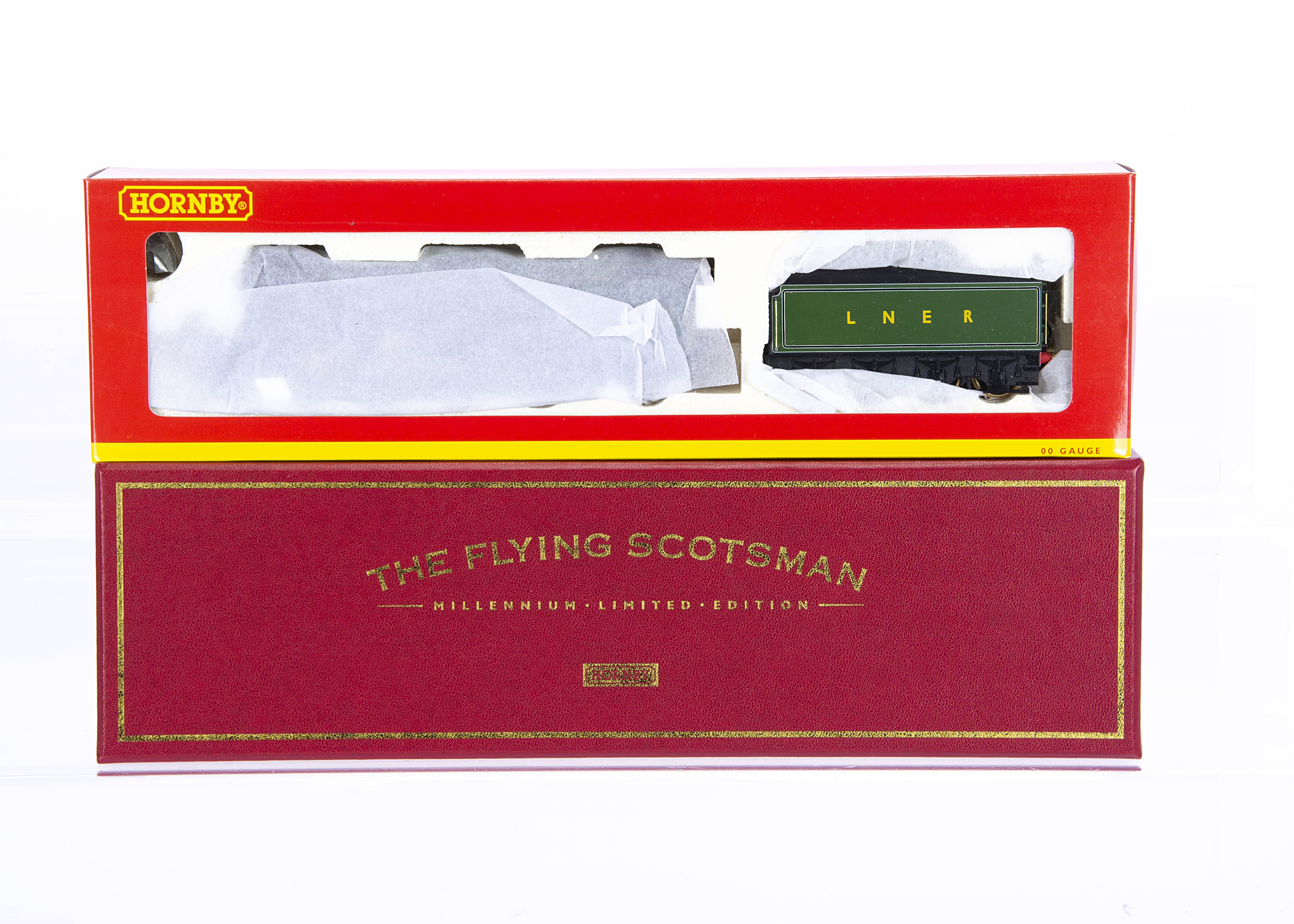 Hornby 00 Gauge R2146 LNER green 4472 Flying Scotsman Millenium edition Locomotive and tender,