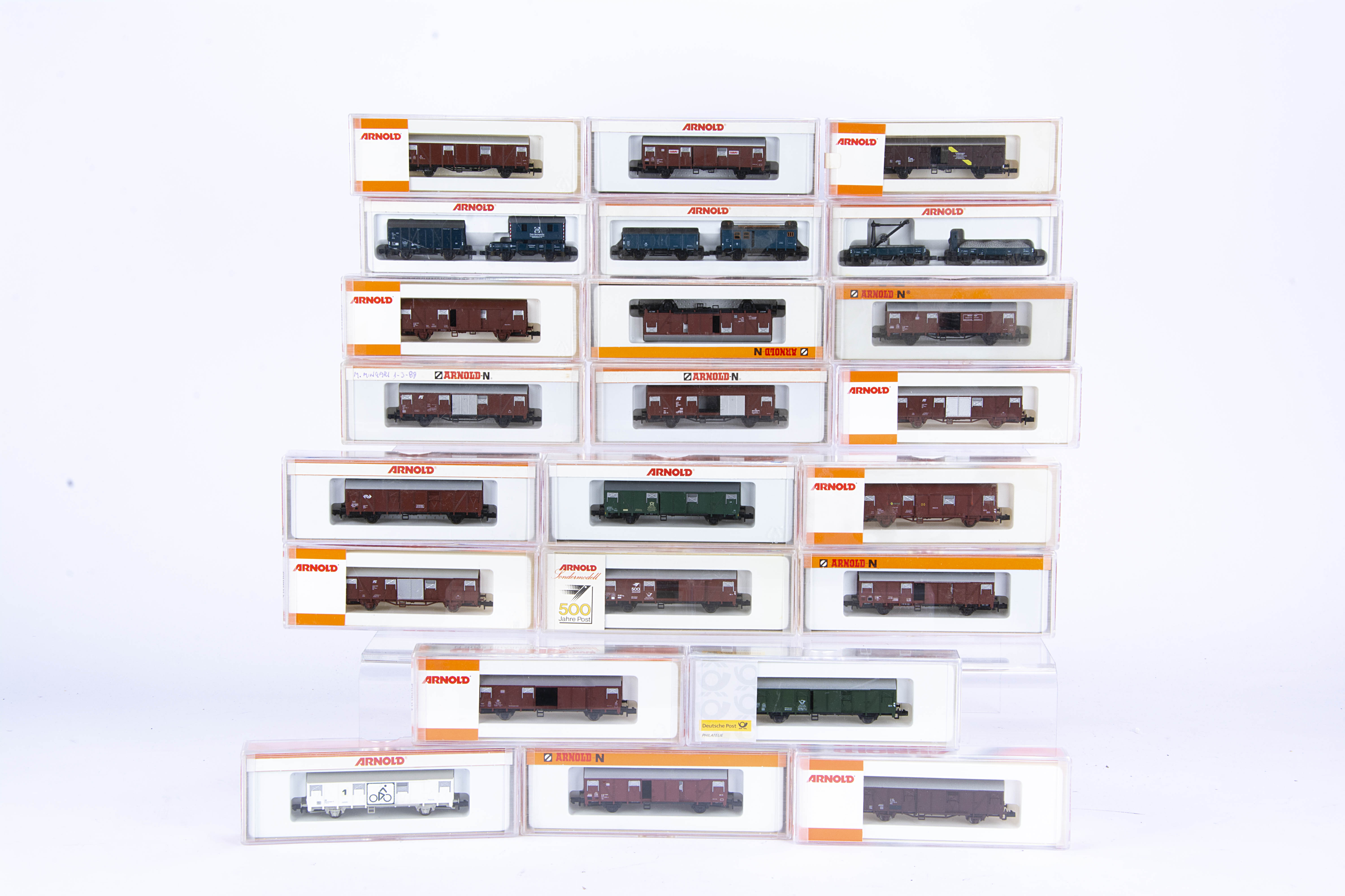 Arnold N Gauge Two Axle Covered Wagons and Two Wagon Sets, a cased collection all in rail network
