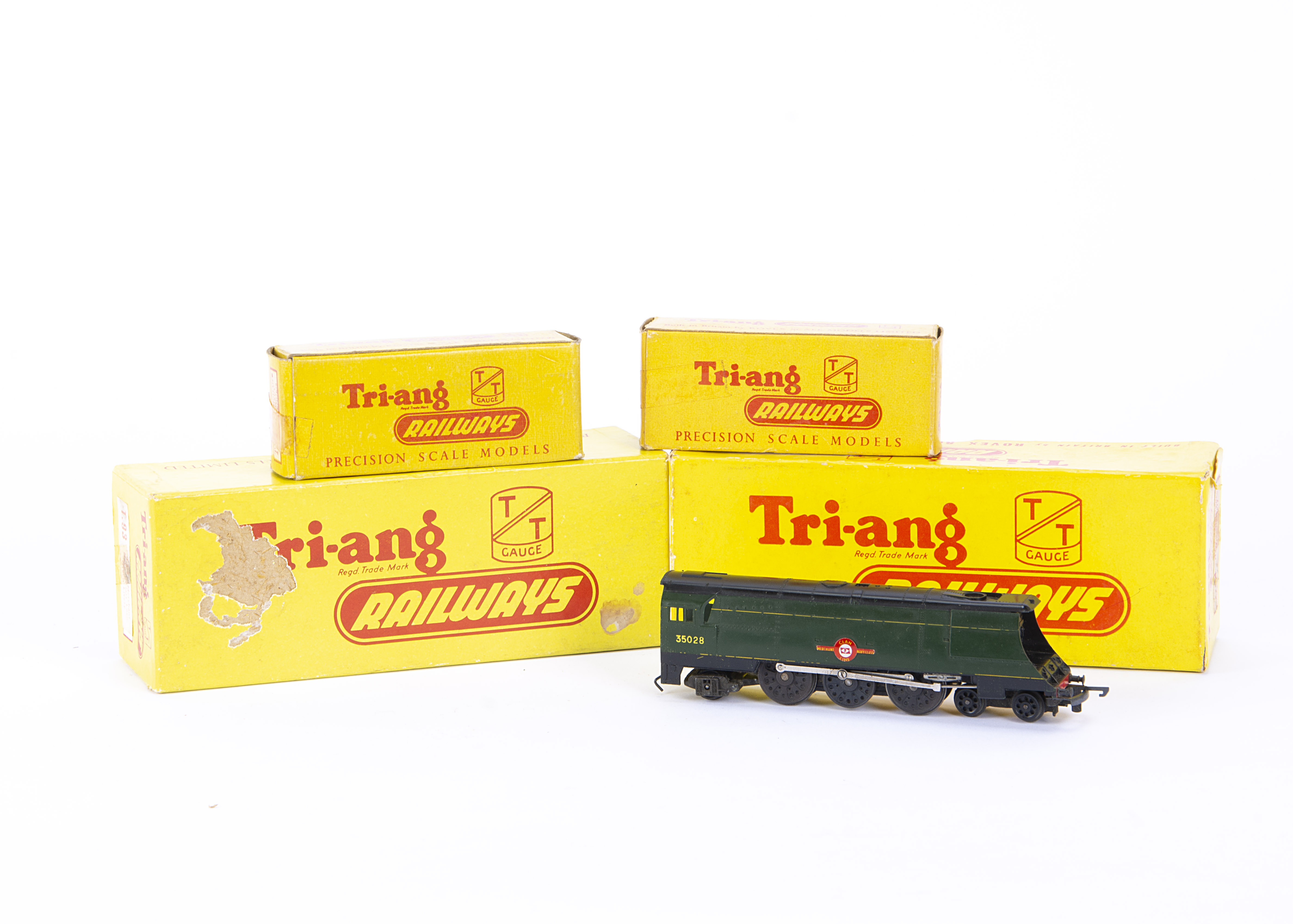 Pair of Tri-ang TT Gauge T93 Merchant Navy Class 'Clan Line ' Locomotive and T94 Tenders, in