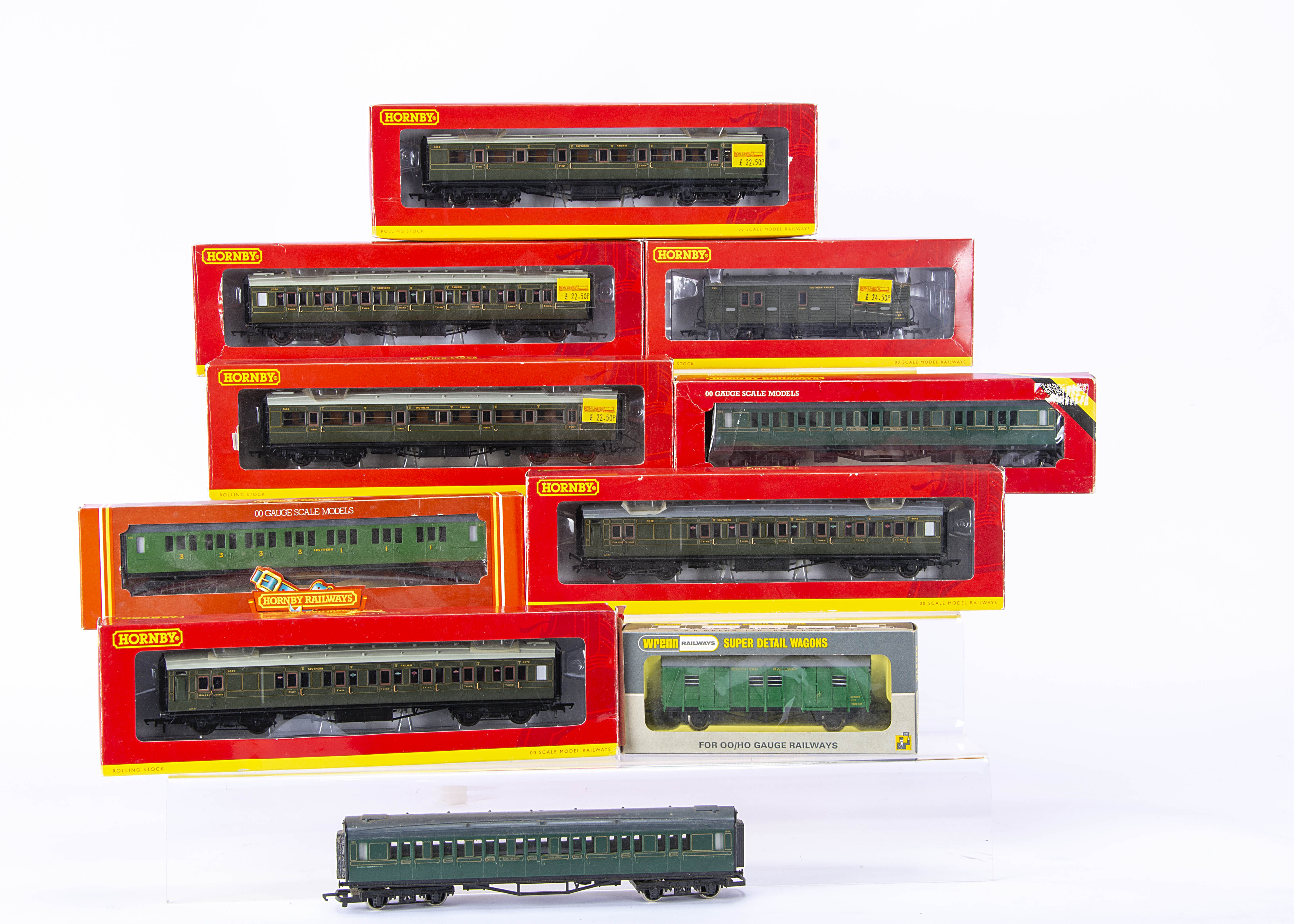 Hornby 00 Gauge Southern Railway green Coaches, comprising Chinese production, Maunsell,