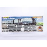 Hornby 00 Gauge R837 LNER 'Silver Jubilee' Train set, comprising silver and grey A4 class 2509 '