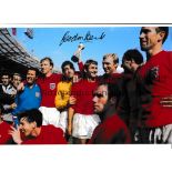 GORDON BANKS / AUTOGRAPH A 12 X 8 photo of England players celebrating with the World Cup in front