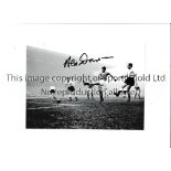 ALEX DAWSON / AUTOGRAPH A signed 8" X 6" b/w photo of Dawson in action for Manchester United v