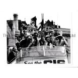 ALEX STEPNEY AUTOGRAPH A 10" X 8" b/w photo of Manchester United on their open top bus parade