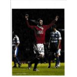 OLE GUNNAR SOLSKJAER / AUTOGRAPH A 10" X 8" colour photo of Solskjaer celebrating after scoring