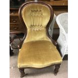 A Victorian mahogany spoon back chair with button