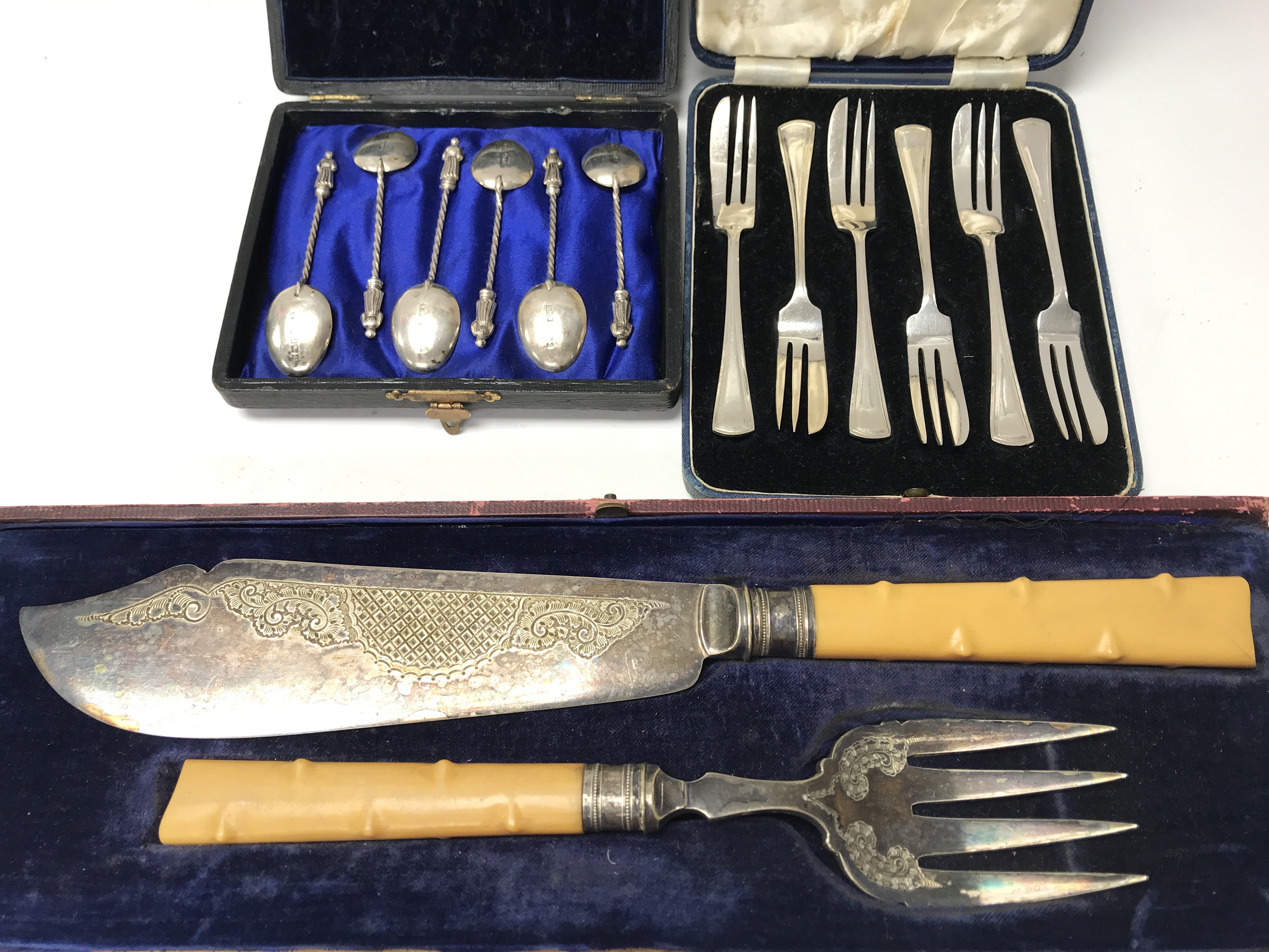 A cased fish set, cased silver teaspoons and cased