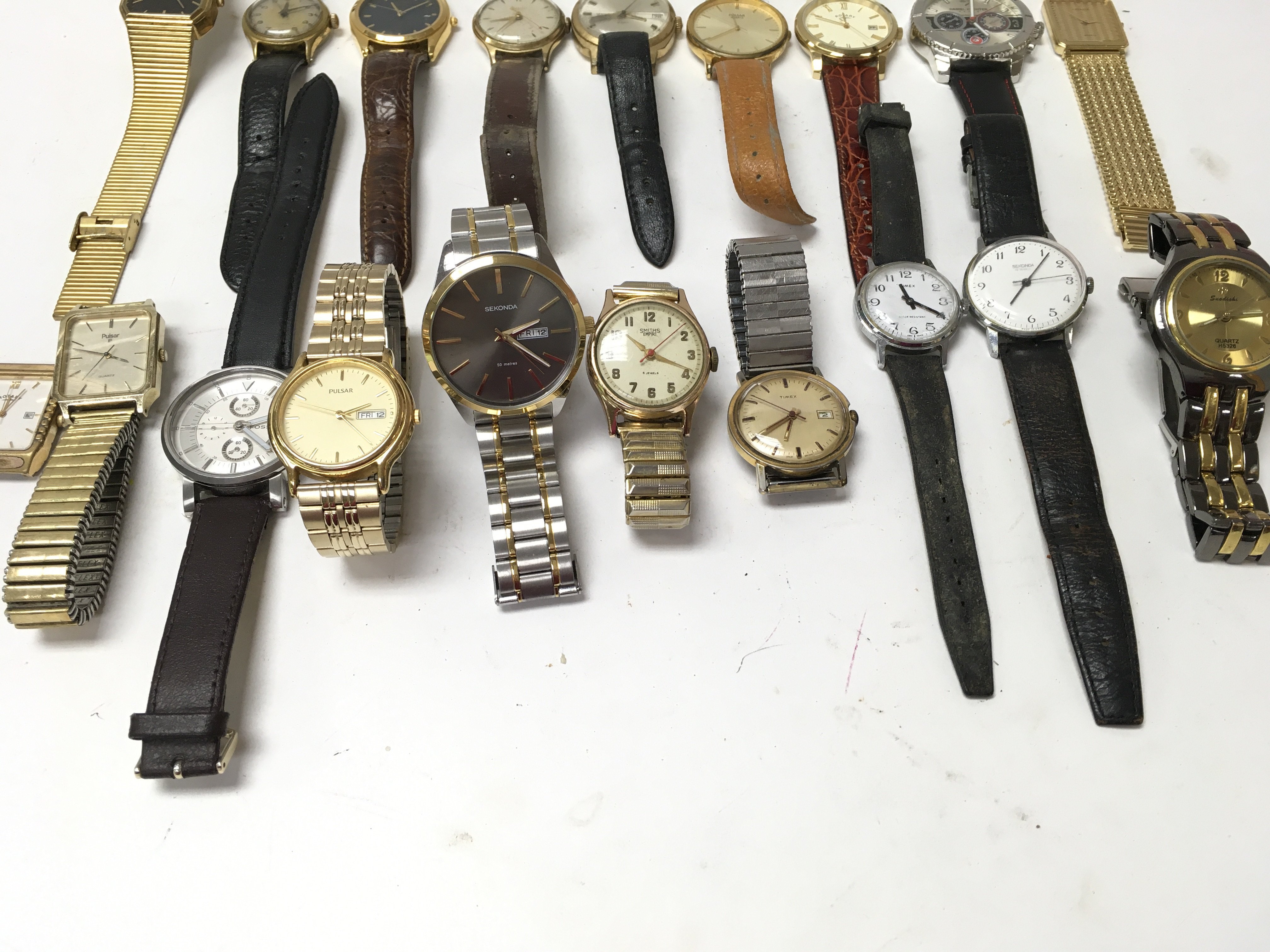 A collection of 19 vintage mens watches. - Image 3 of 3