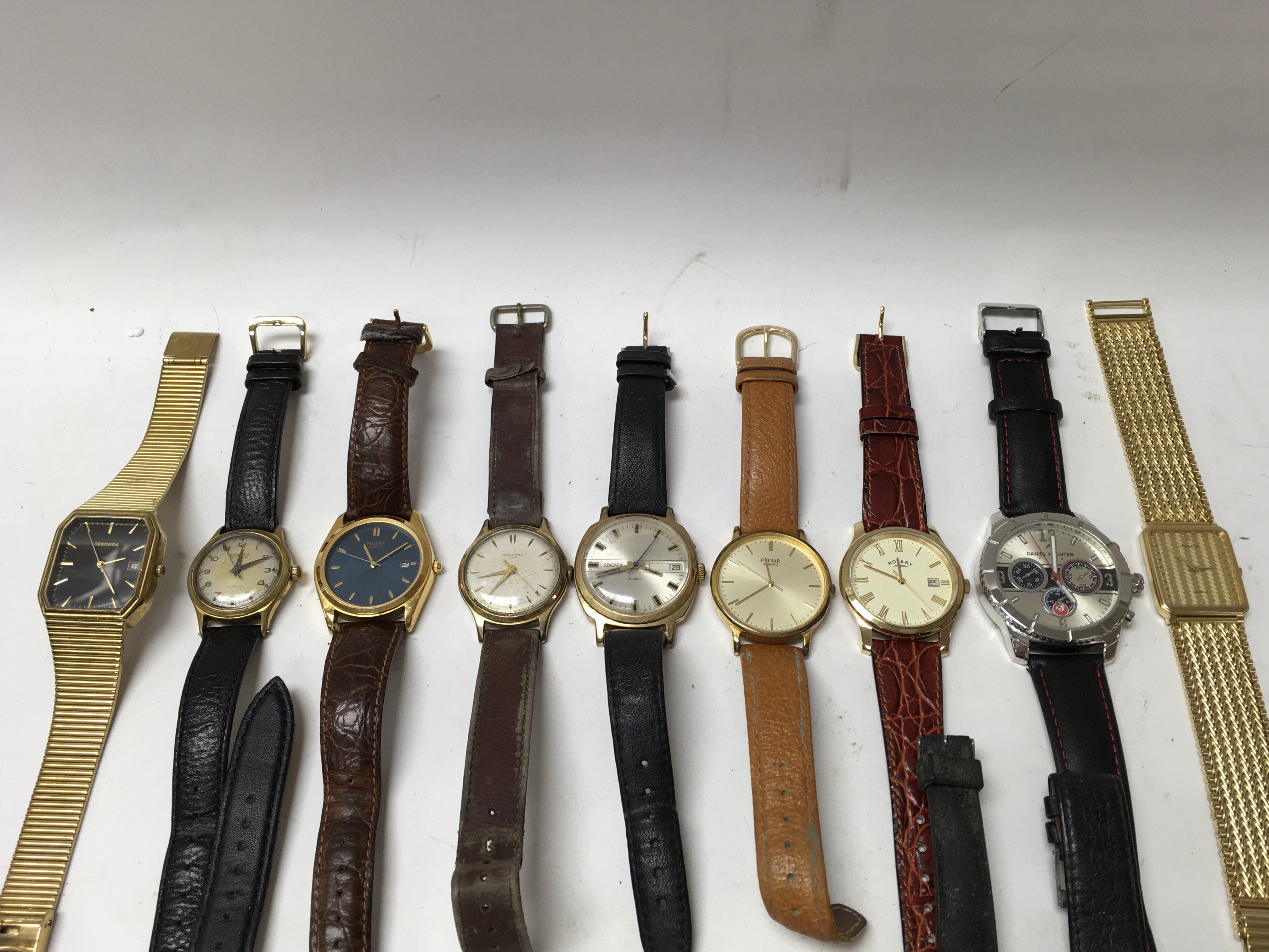 A collection of 19 vintage mens watches. - Image 2 of 3