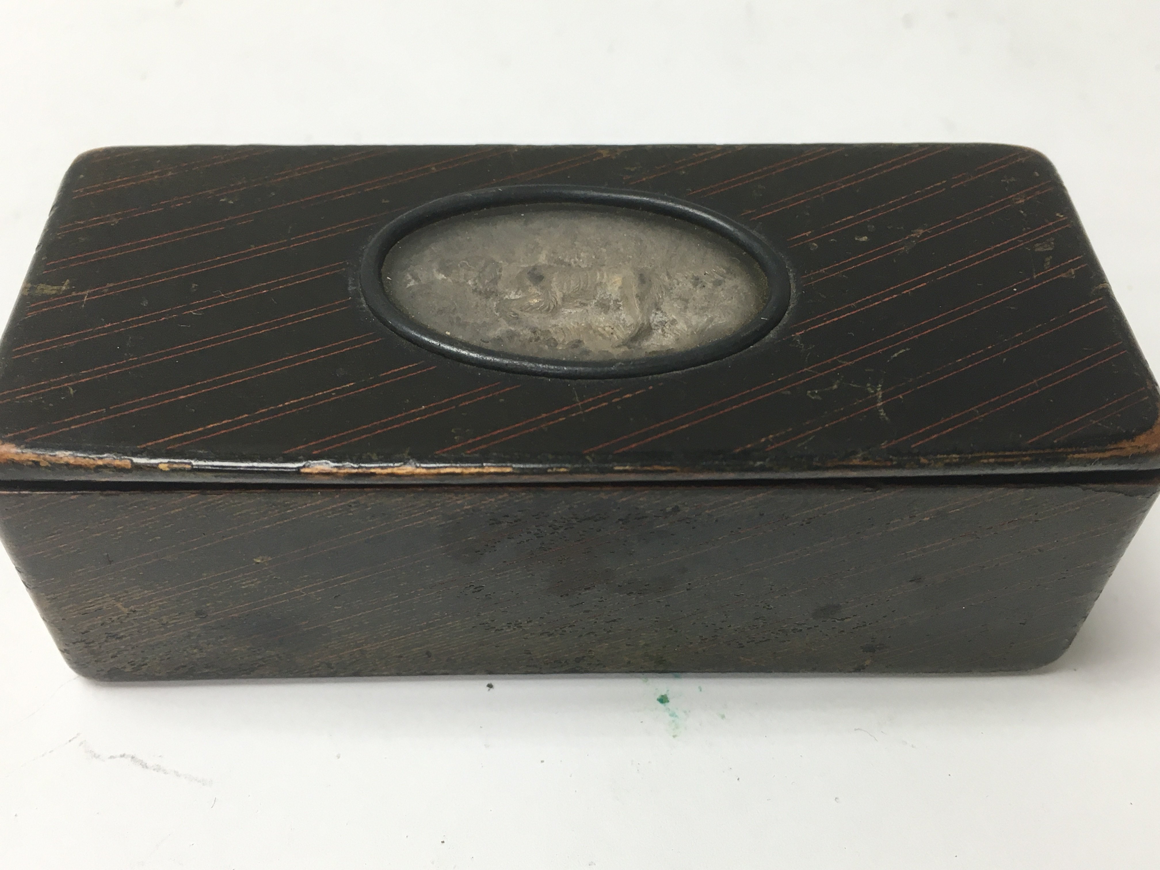 A Georgian snuff box the rectangle lid inset with