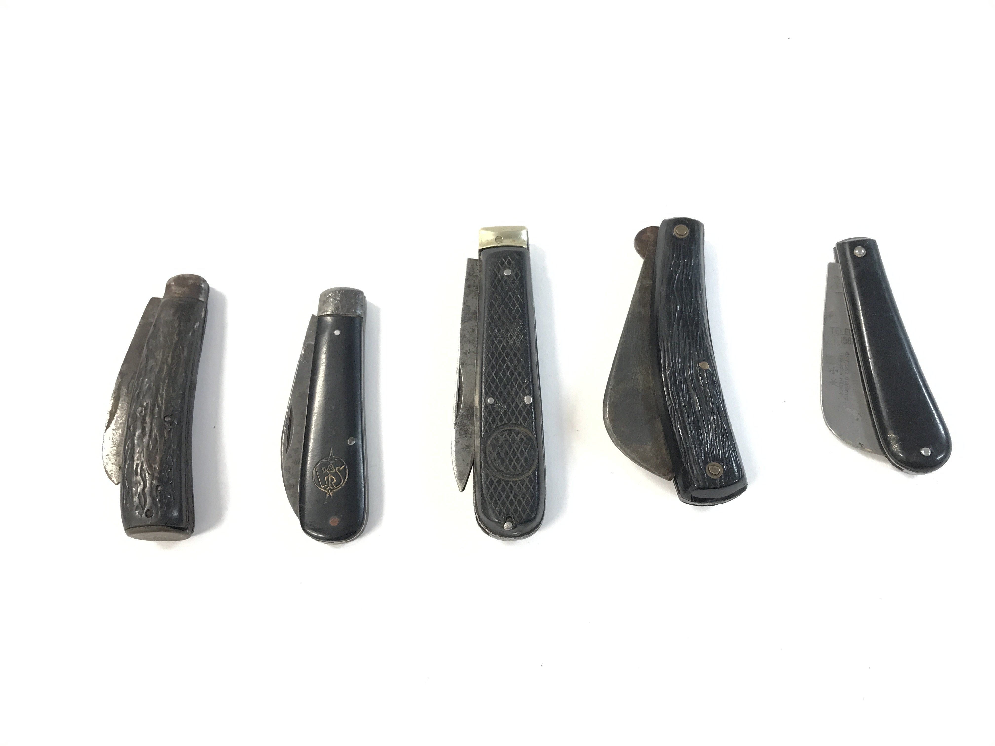 Five Sheffield pocket knives. Including a post 186