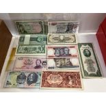 An extensive collection of world banknotes togethe