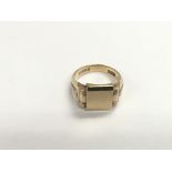 A 9ct gold signet ring, approx 9g and approx size