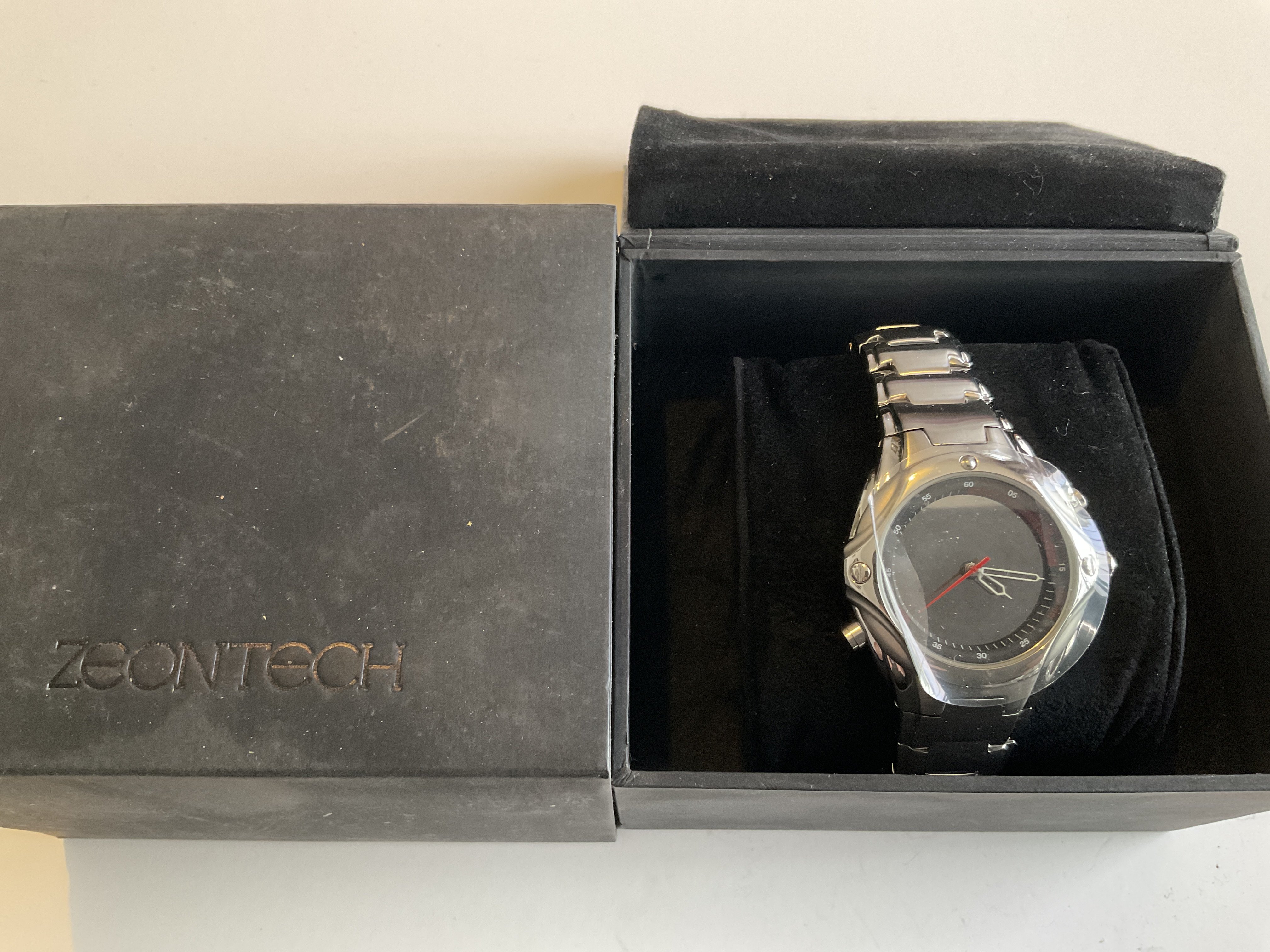 A boxed ZEONTECH unused wristwatch - NO RESERVE