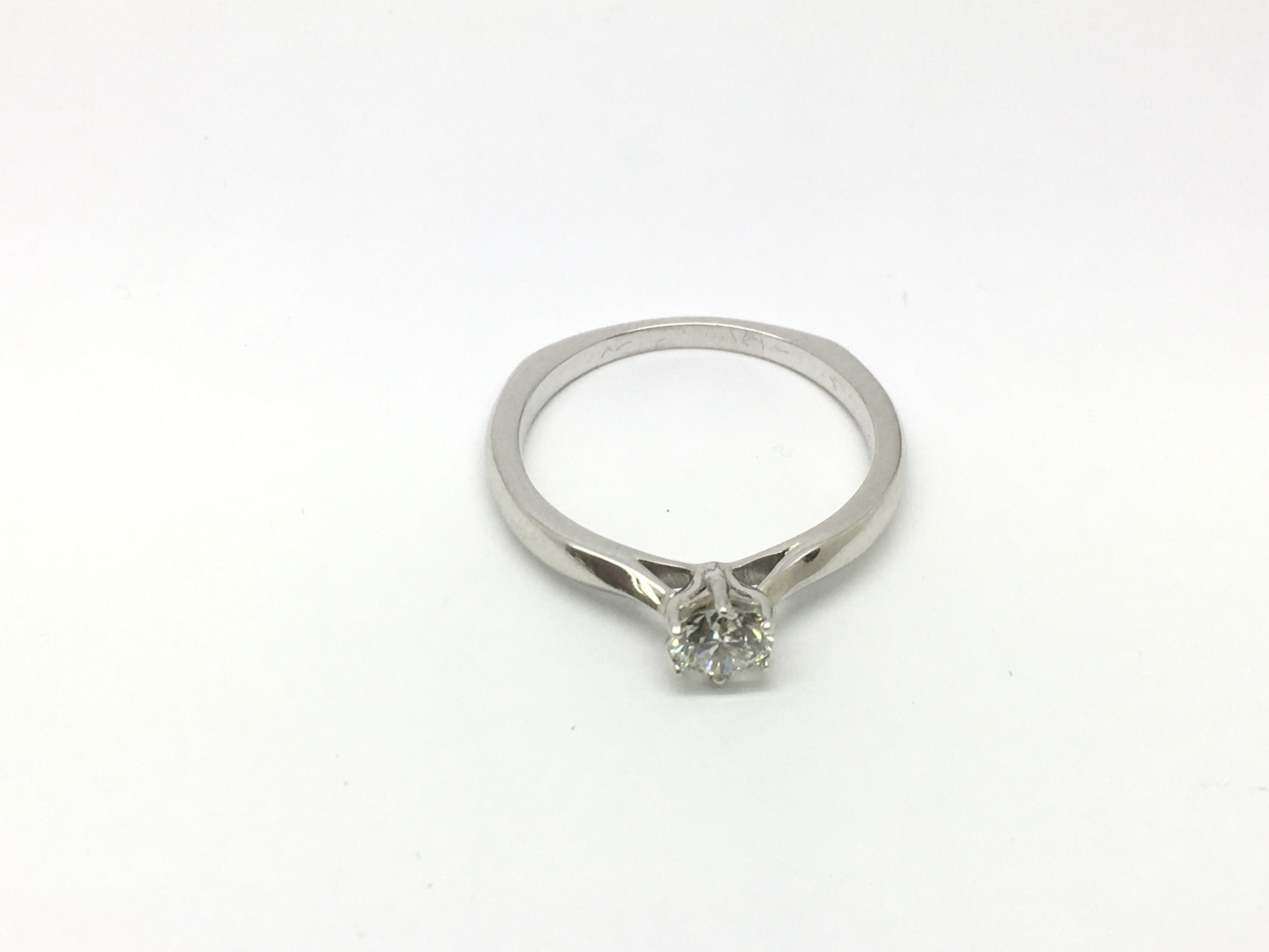 A 9ct white gold diamond ring, approx.60ct, colour