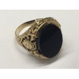 A Gents 9ct gold ring set with an oval polished bl