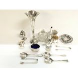 A collection of silver items including spoons - va