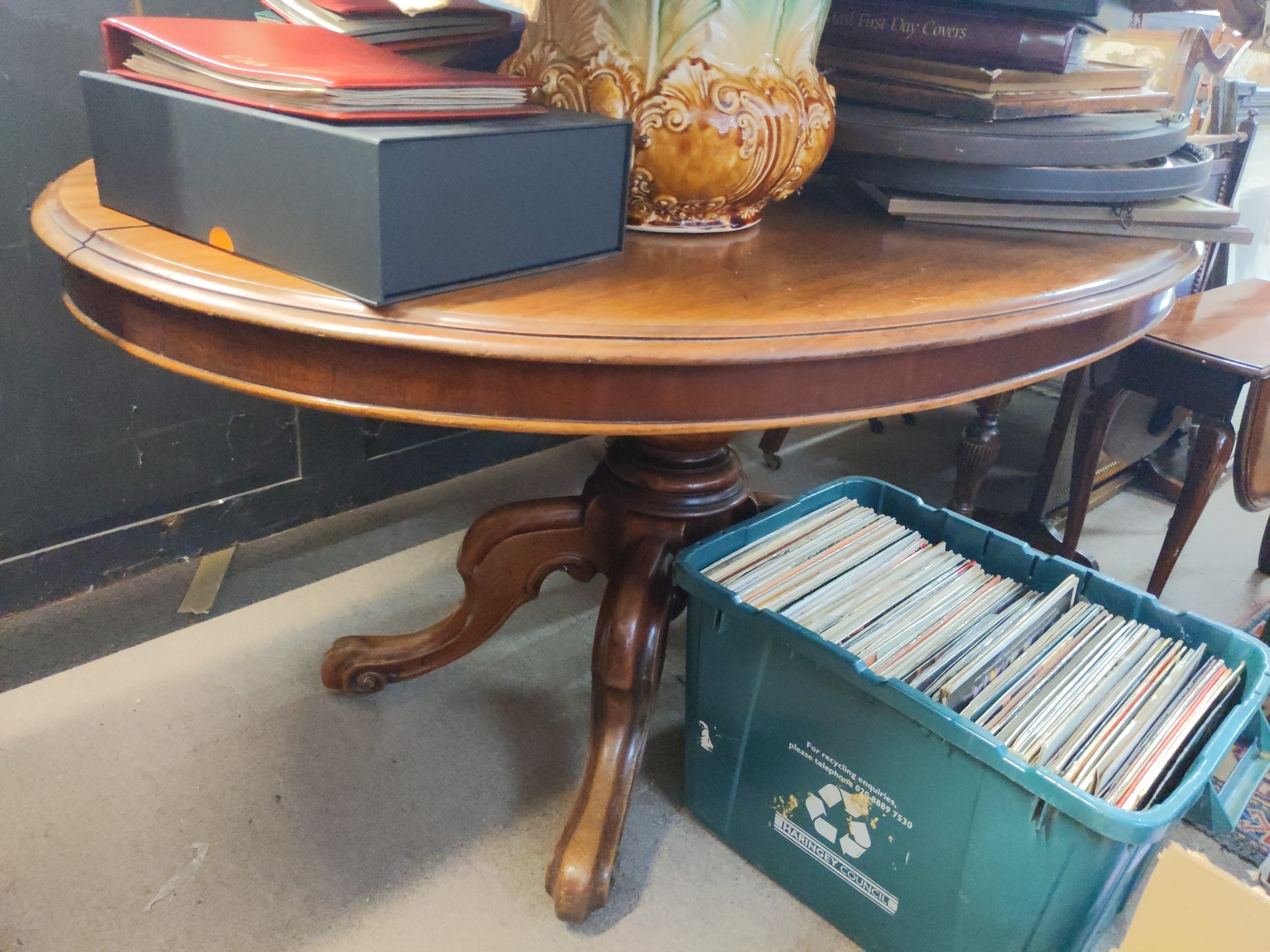 A Victorian mahogany loo table the oval top on cab