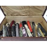 A collection of 37 assorted various vintage pen kn