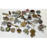 A collection of 40 brooches, no reserve.