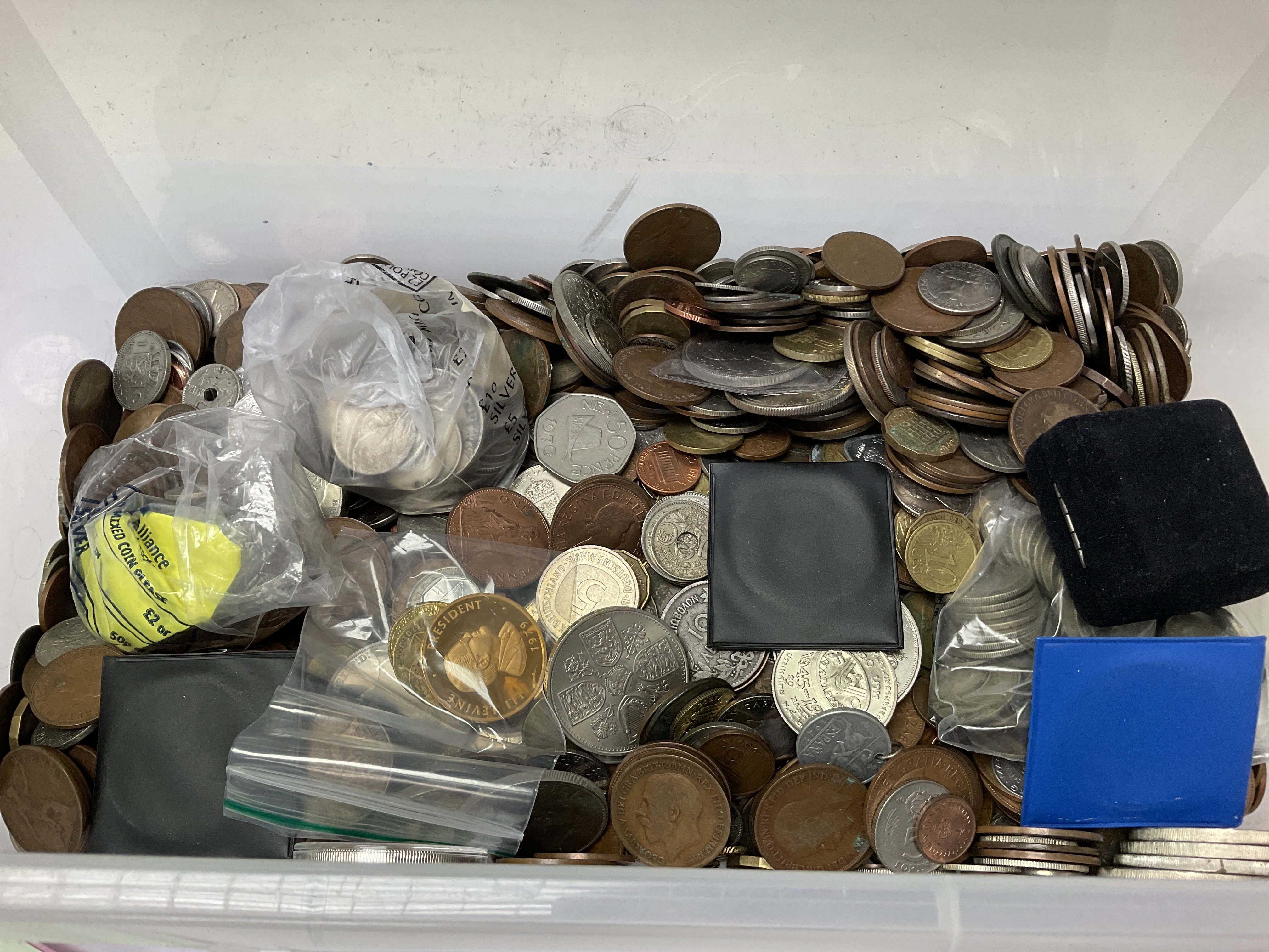 A box of mixed circulated coinage including 480g o