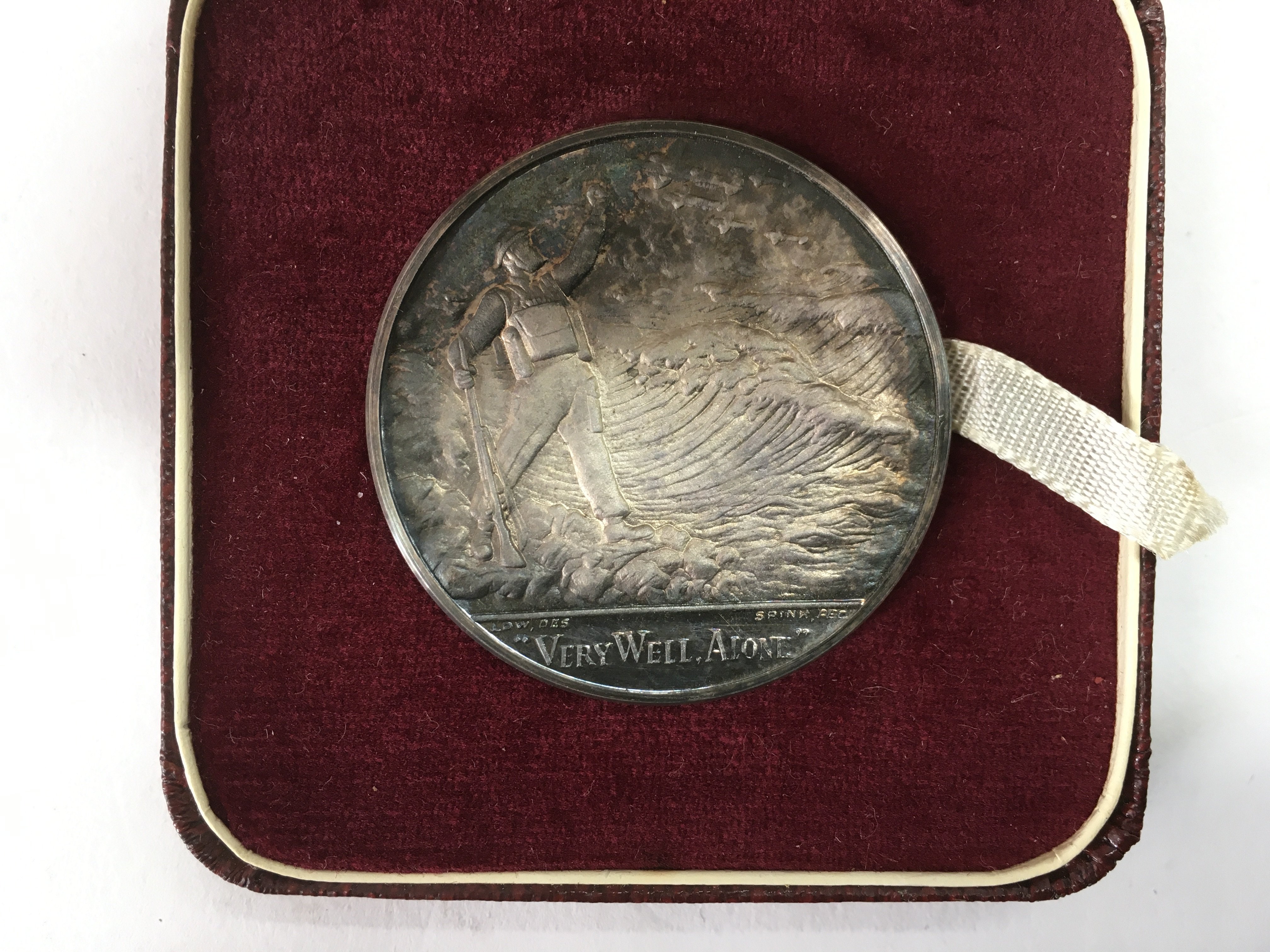 A cased commemorative medal of Winston Churchill. - Bild 2 aus 2