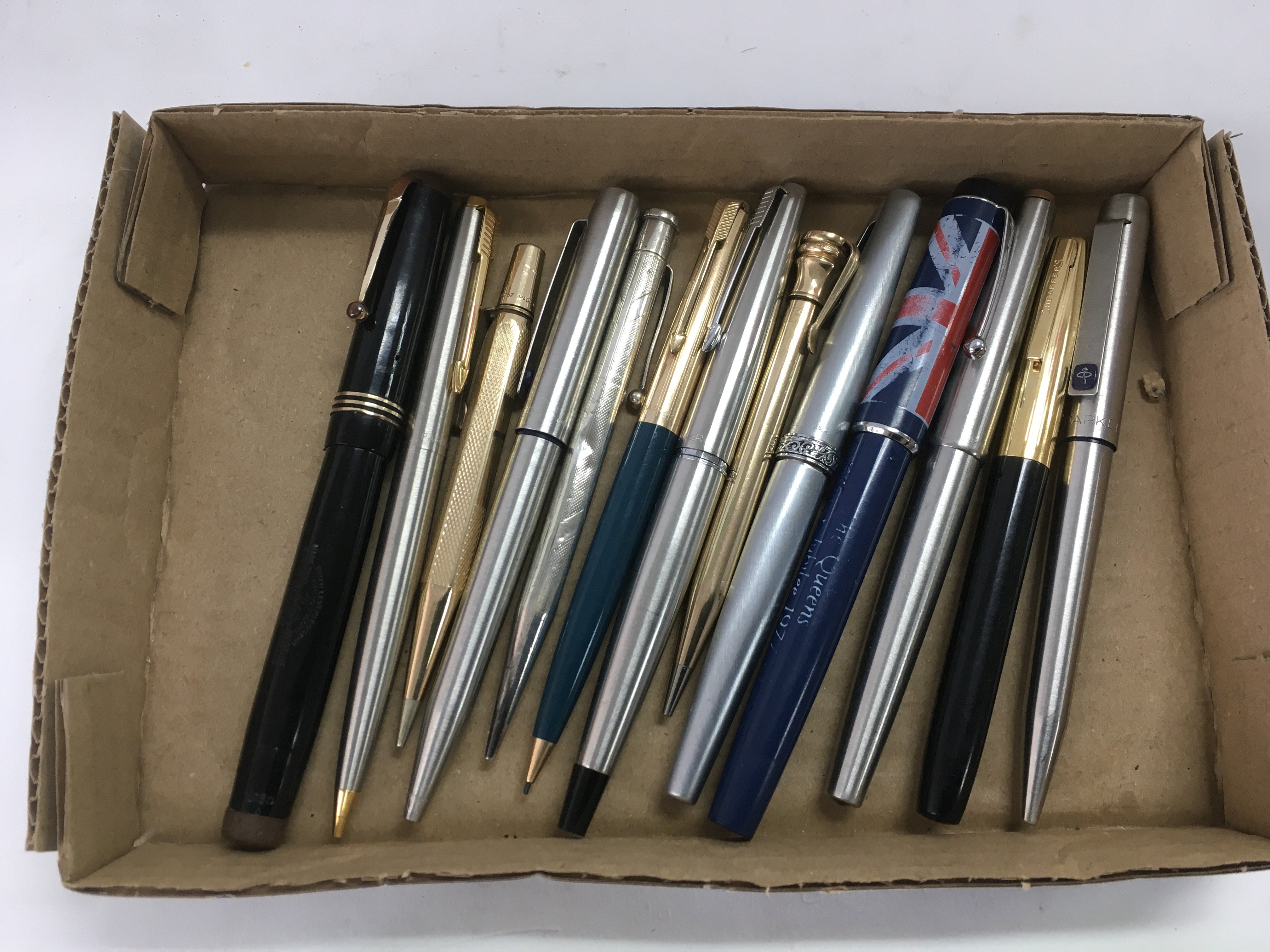 A collection of good quality pens and propelling p
