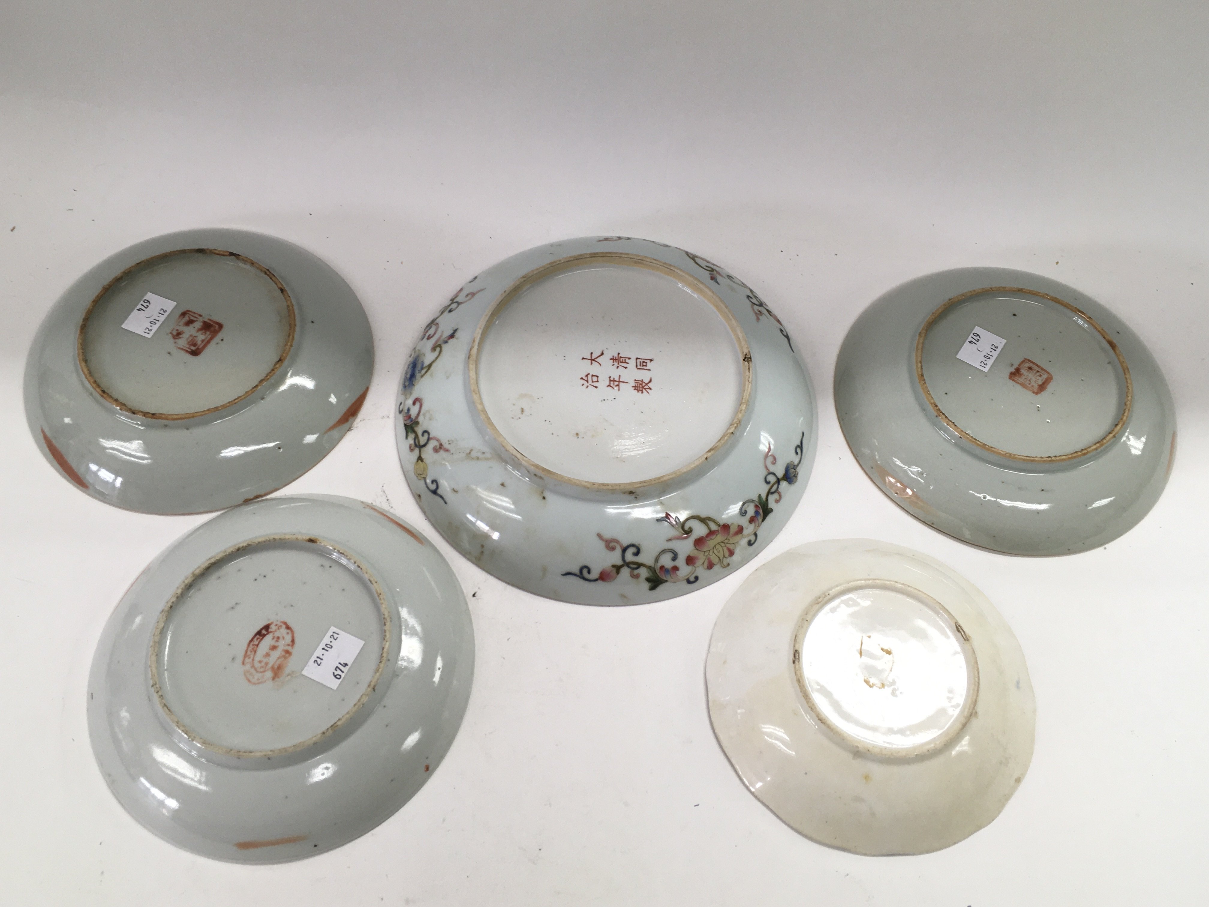 Five Oriental plates and dishes, largest approx di - Image 2 of 2