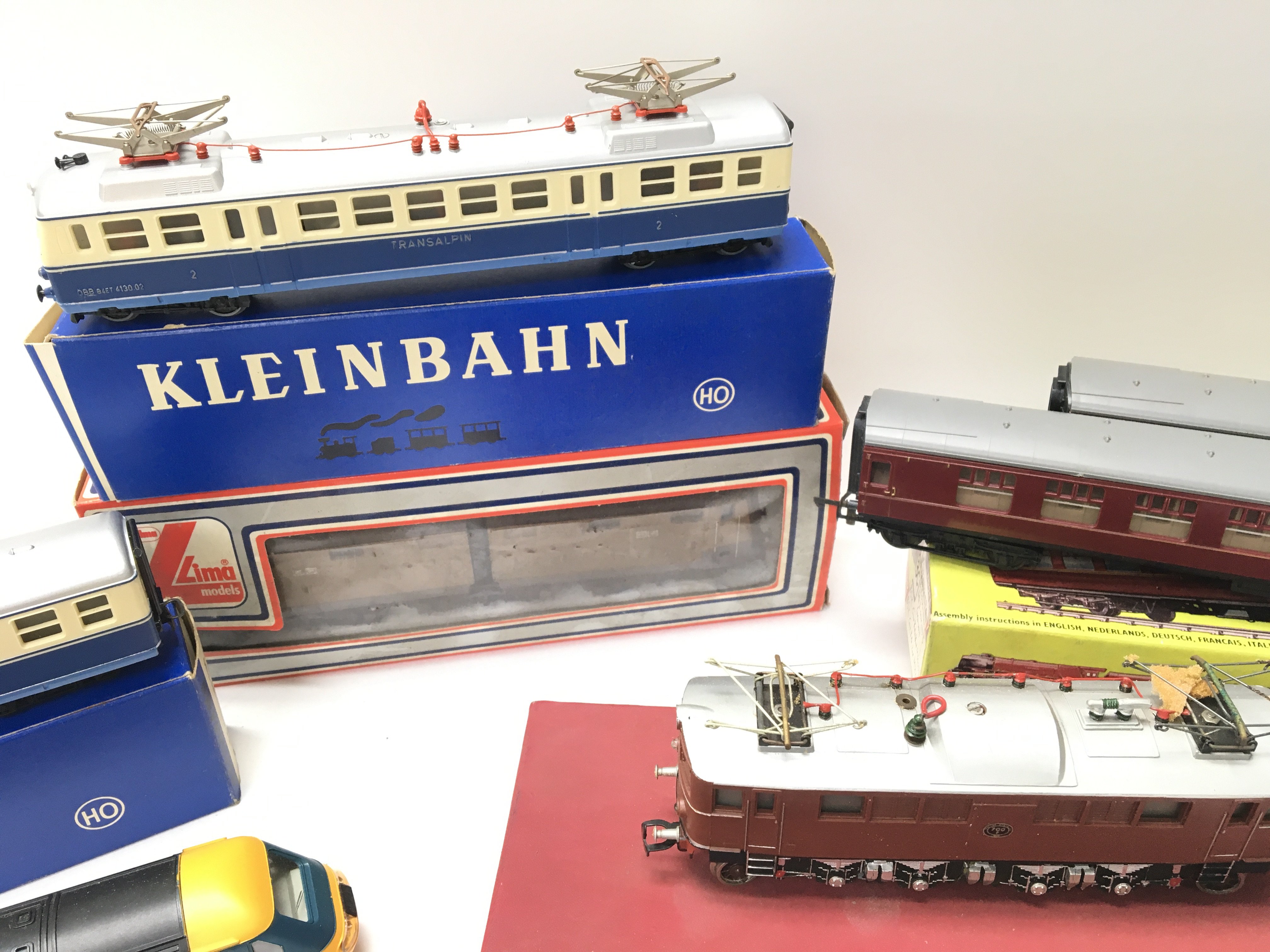 A Collection of 00 Gauge Locomotives and Coaches i - Image 2 of 4