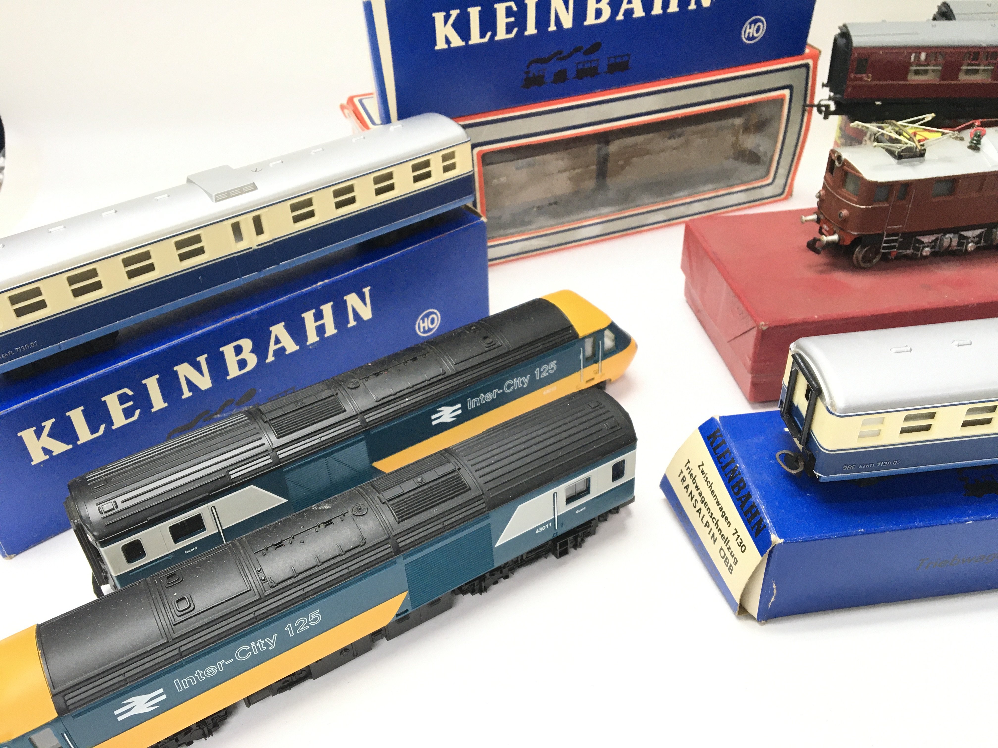 A Collection of 00 Gauge Locomotives and Coaches i - Image 4 of 4