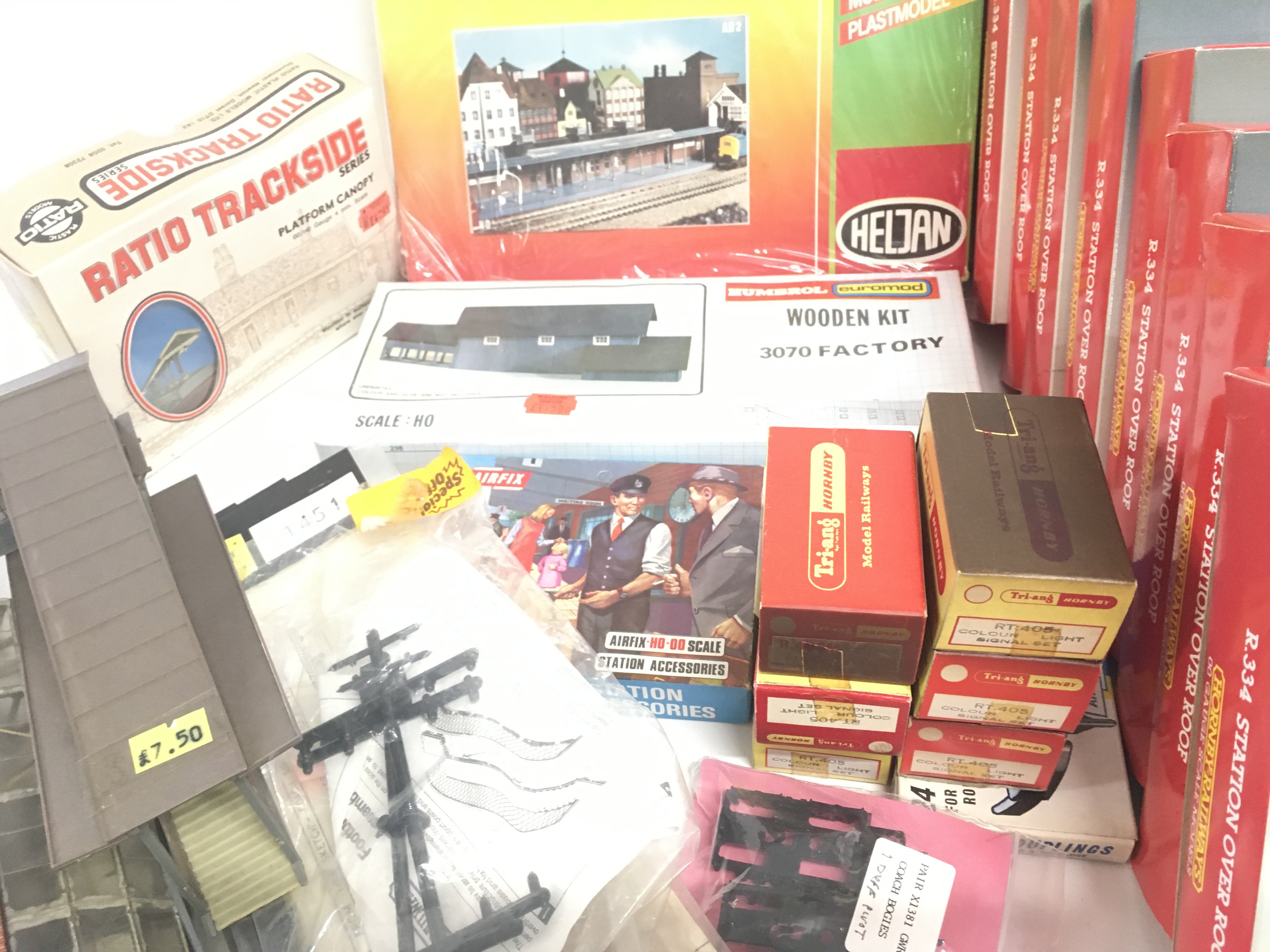 A Collection of 00 Gauge accessories including 10 - Image 2 of 3