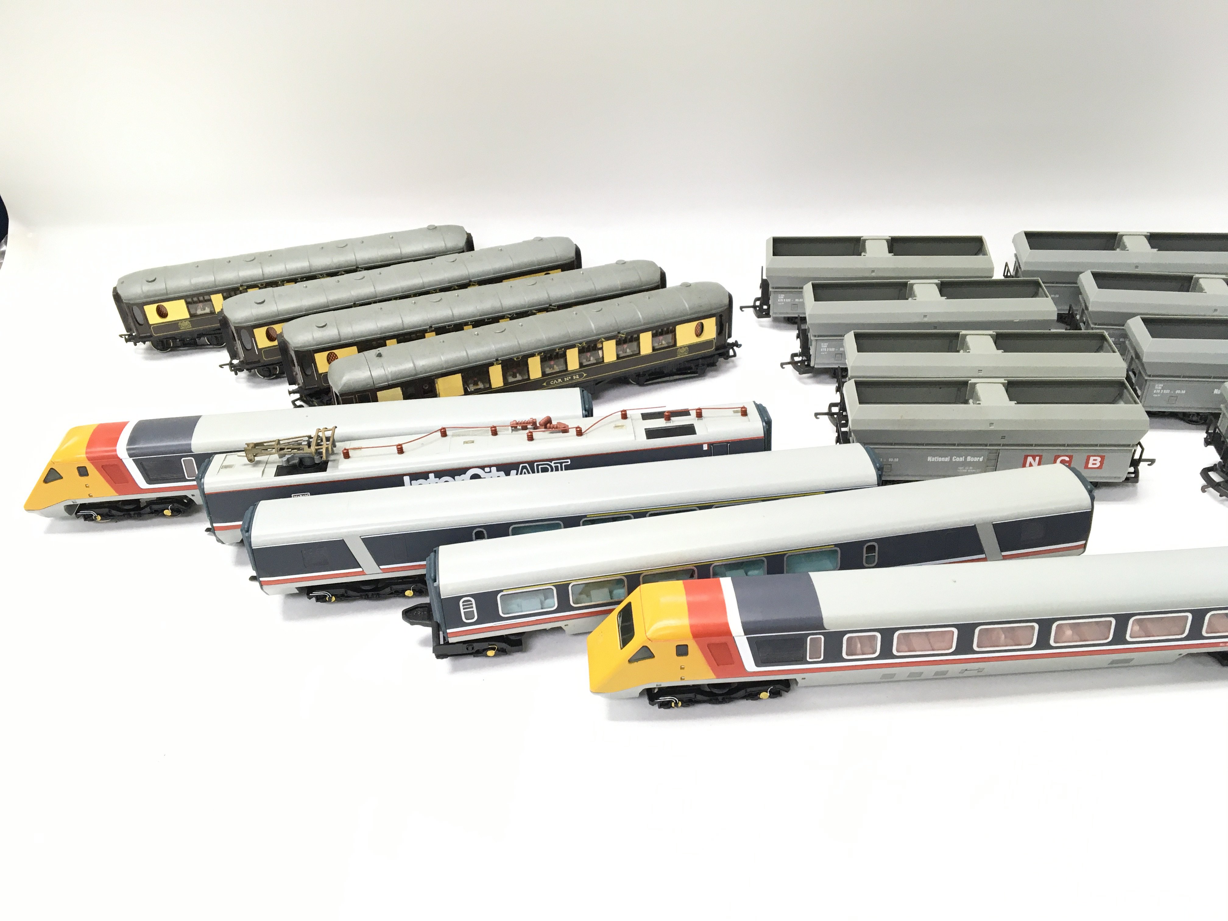A Collection of 00 Gauge Coaches. Locos and Rollin - Image 3 of 4