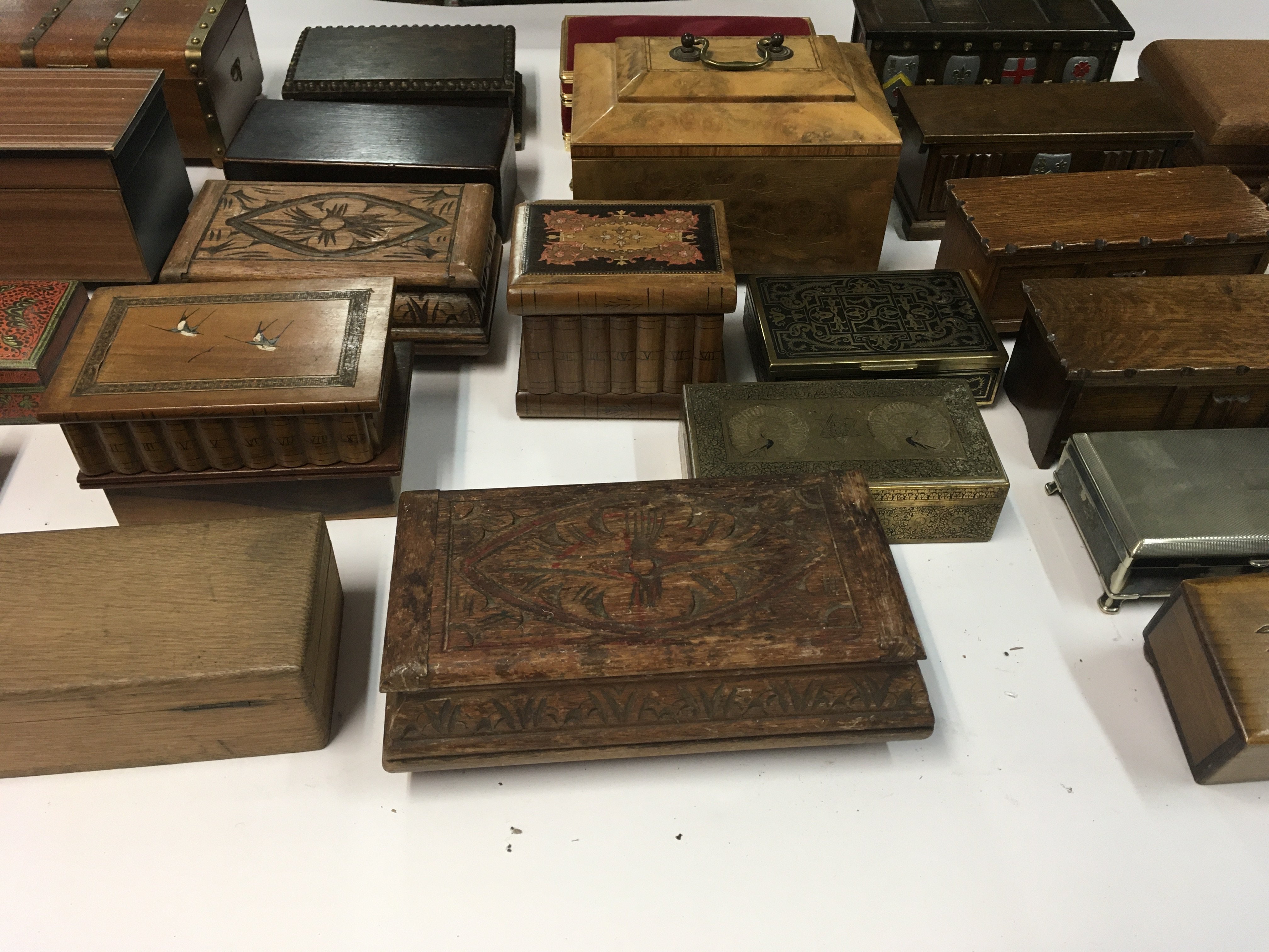 A collection of various music boxes and trinket bo - Bild 4 aus 4