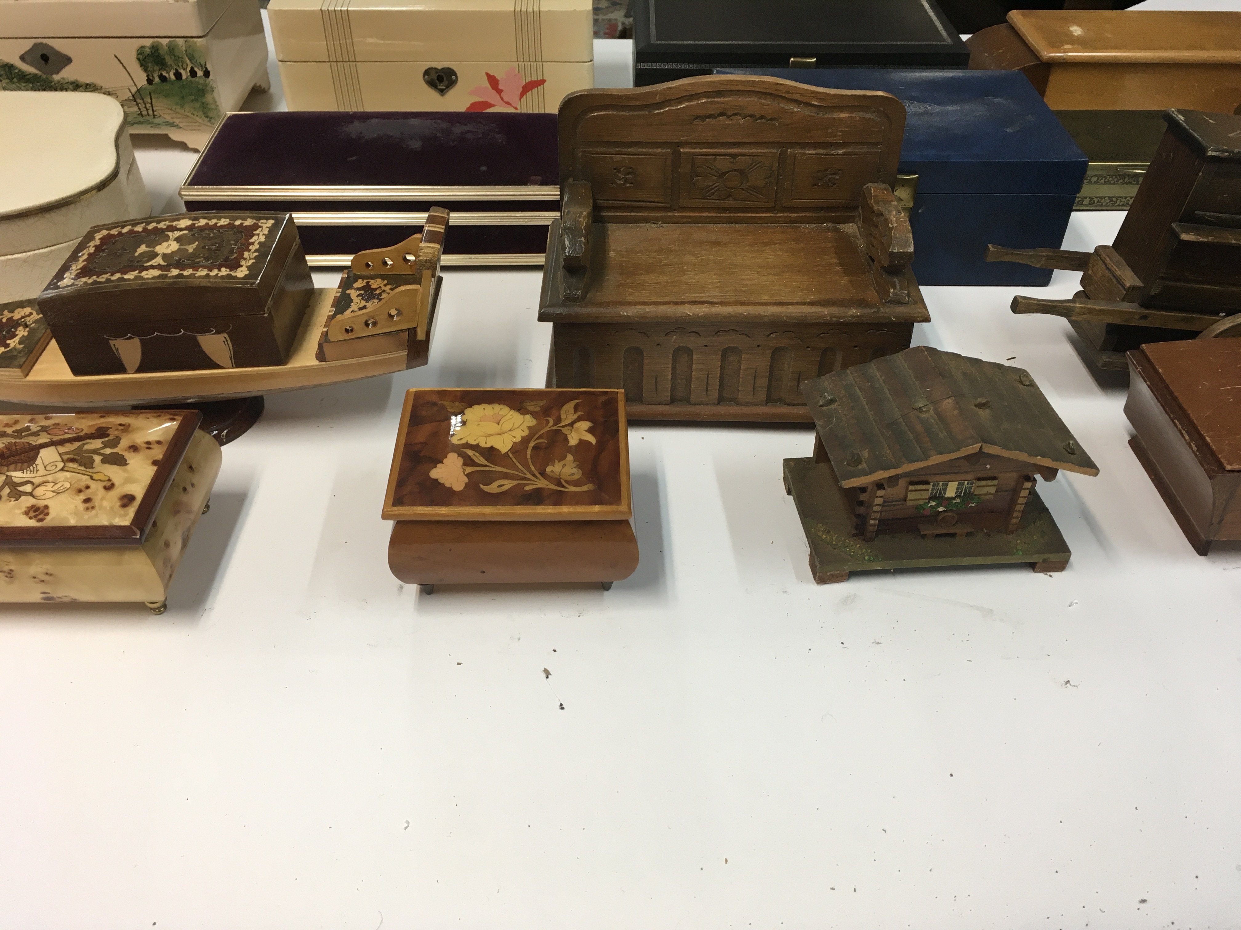 A collection of various music boxes and trinket bo - Bild 4 aus 4
