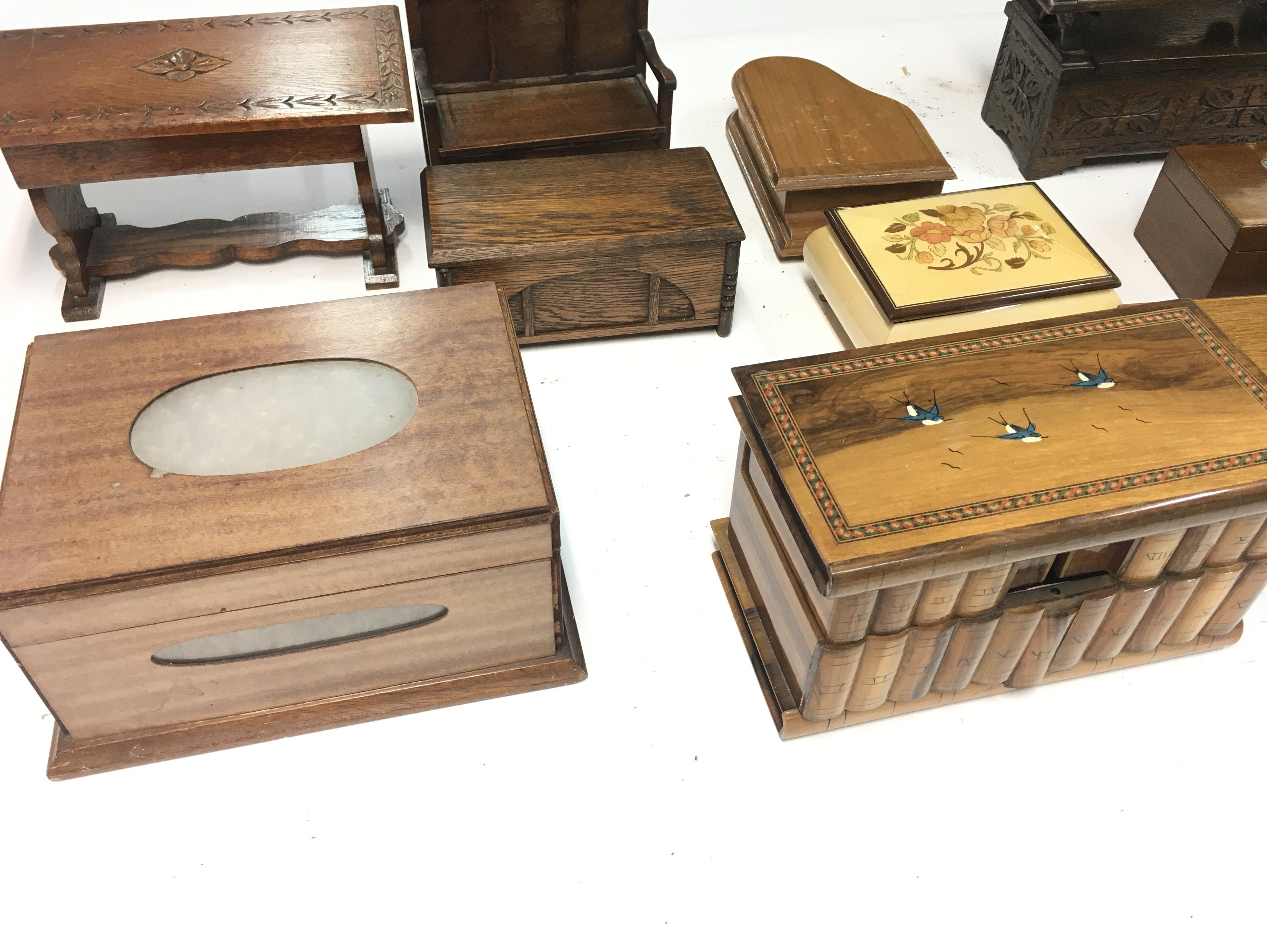 Collection of various music boxes and mini gavels. - Bild 2 aus 3