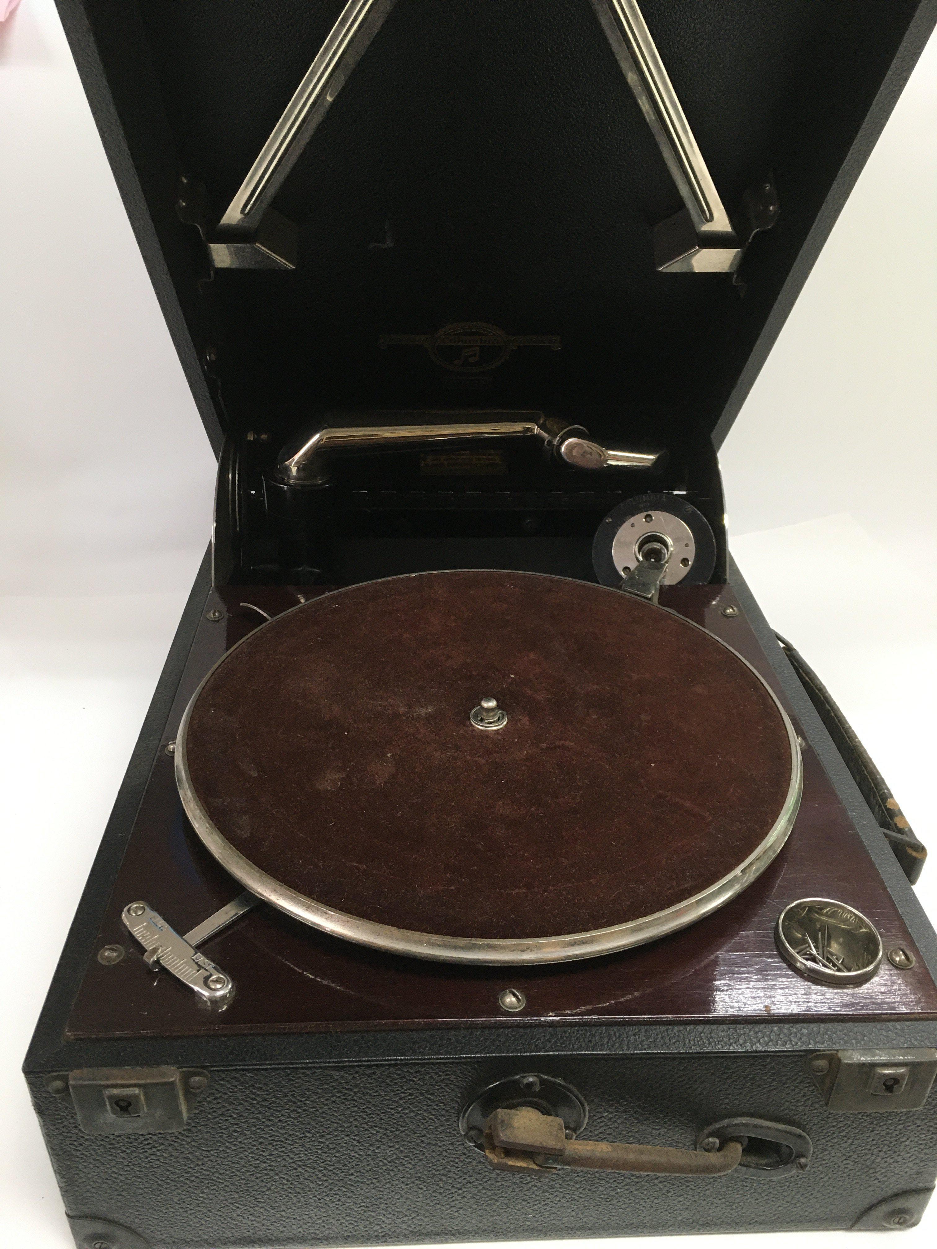 A vintage Columbia No112A gramophone.