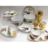 A collection of Royal Worcester tableware in Evesh