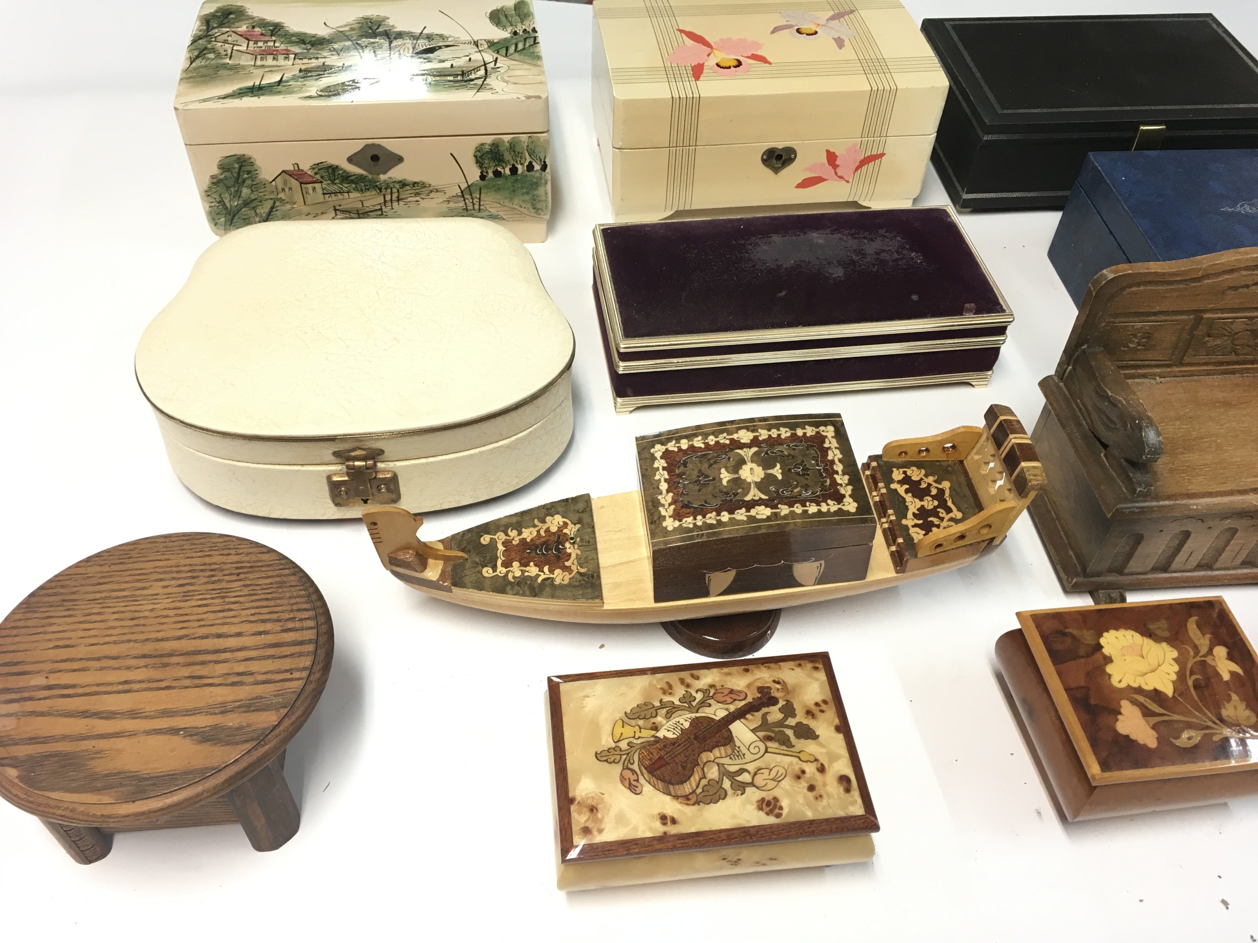 A collection of various music boxes and trinket bo - Bild 2 aus 4
