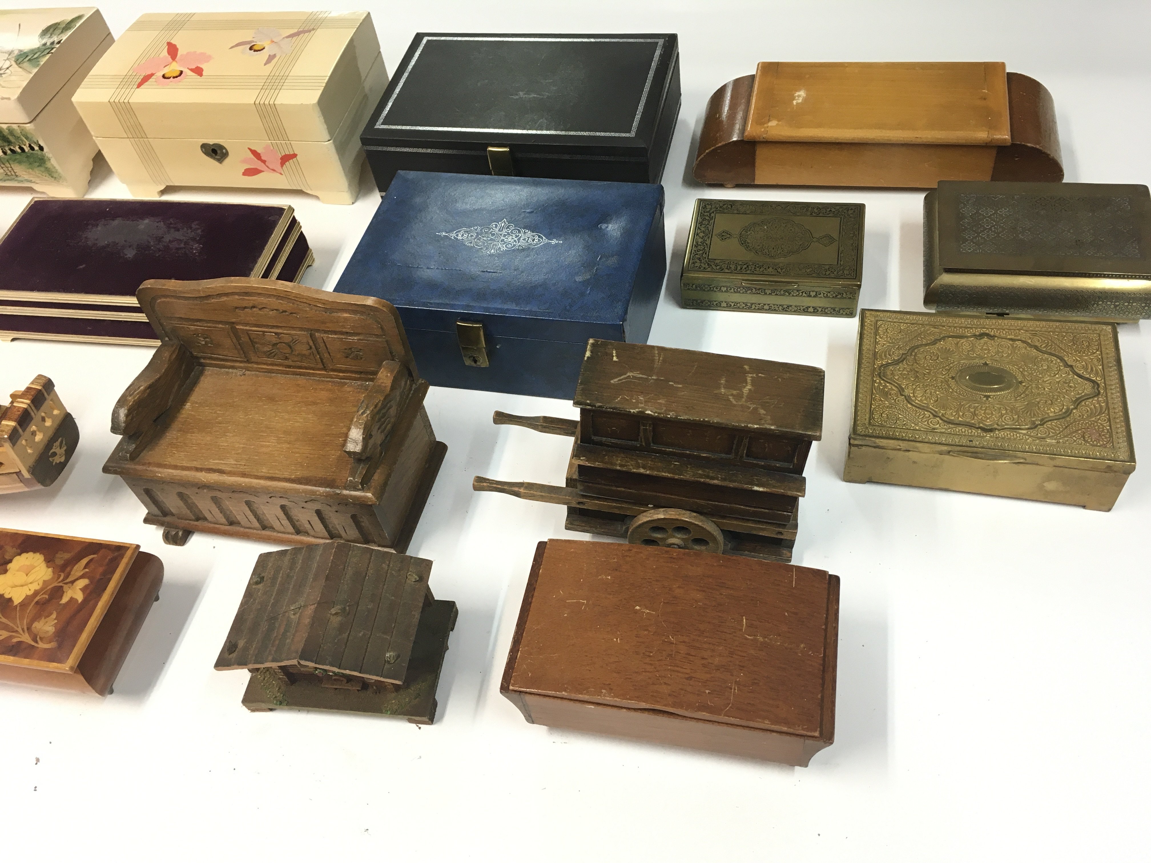 A collection of various music boxes and trinket bo - Bild 3 aus 4