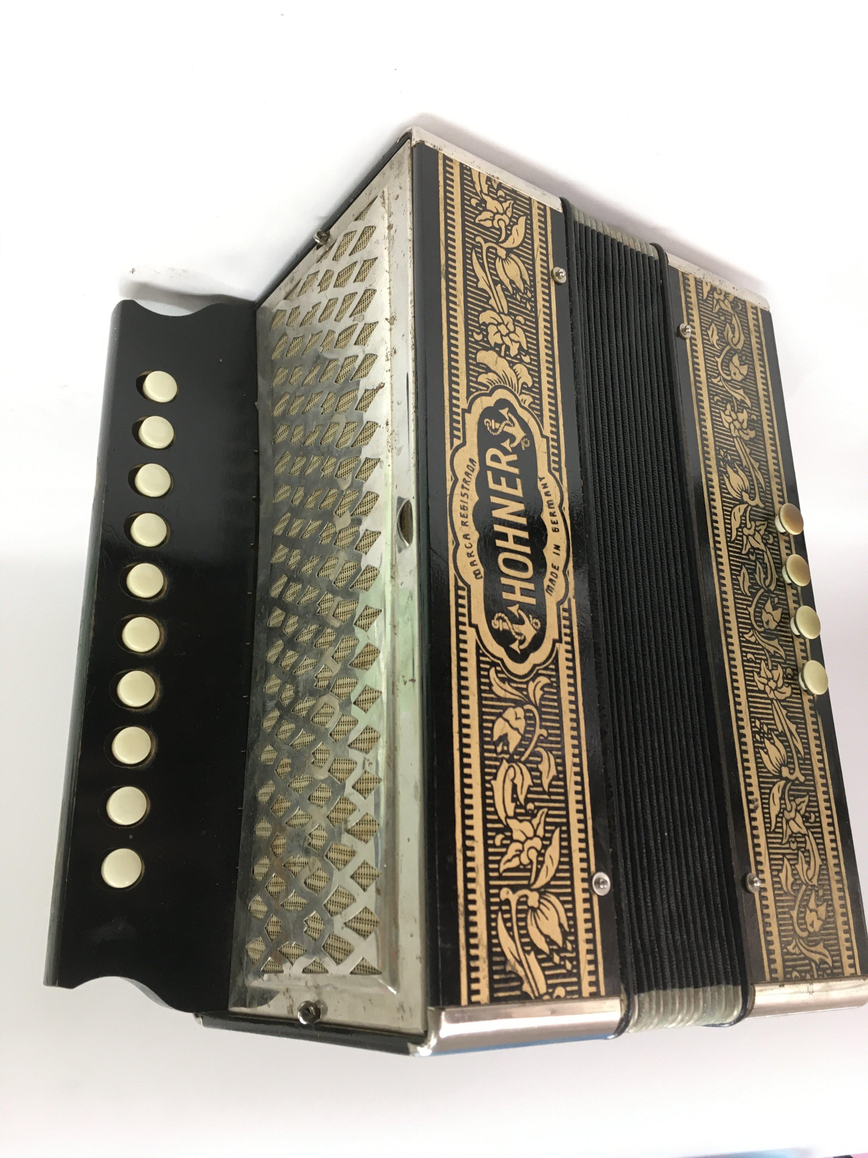 A cased Hohner accordion. - Bild 2 aus 2