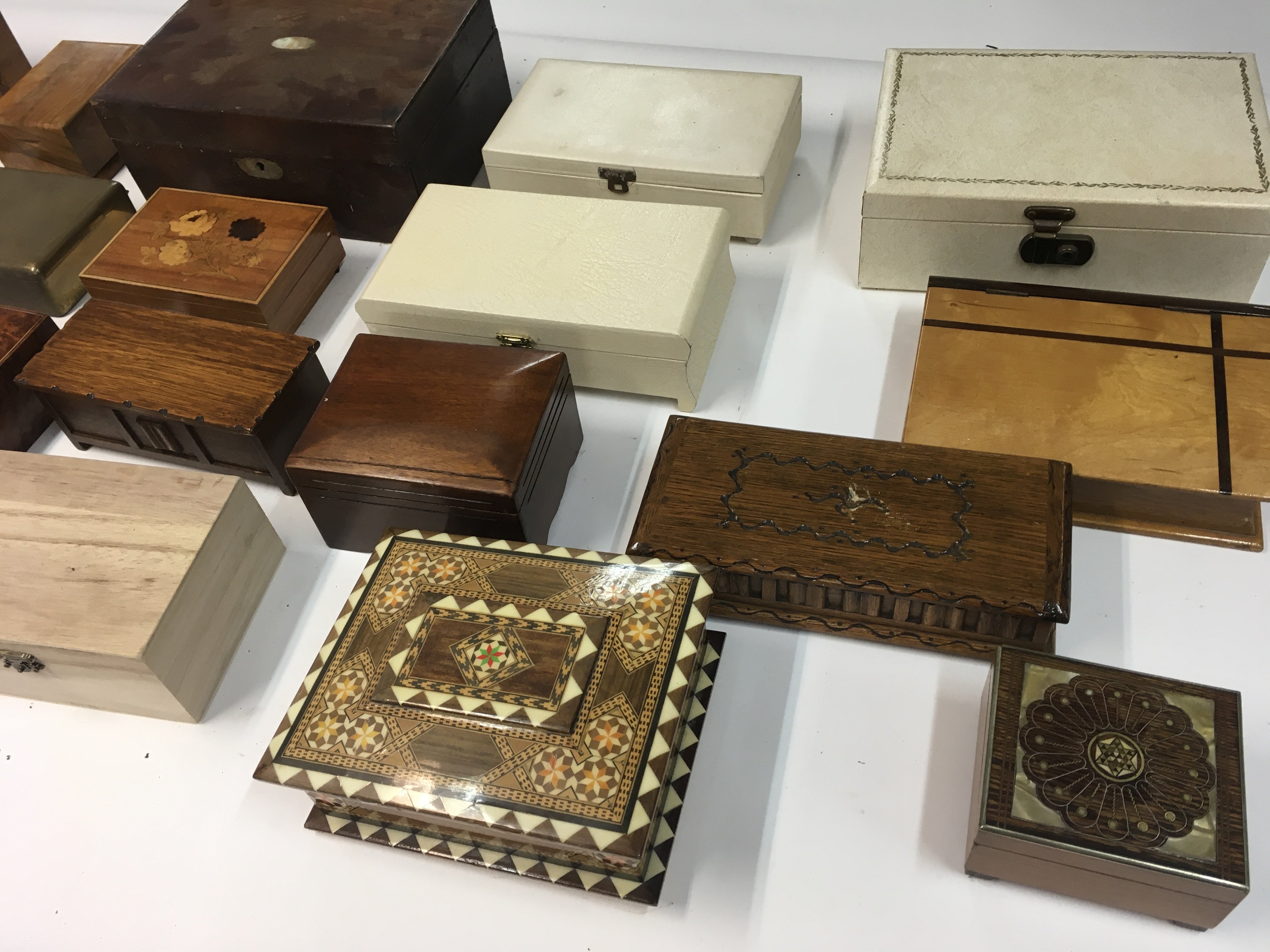 A collection of various music boxes and cigarette - Bild 3 aus 4