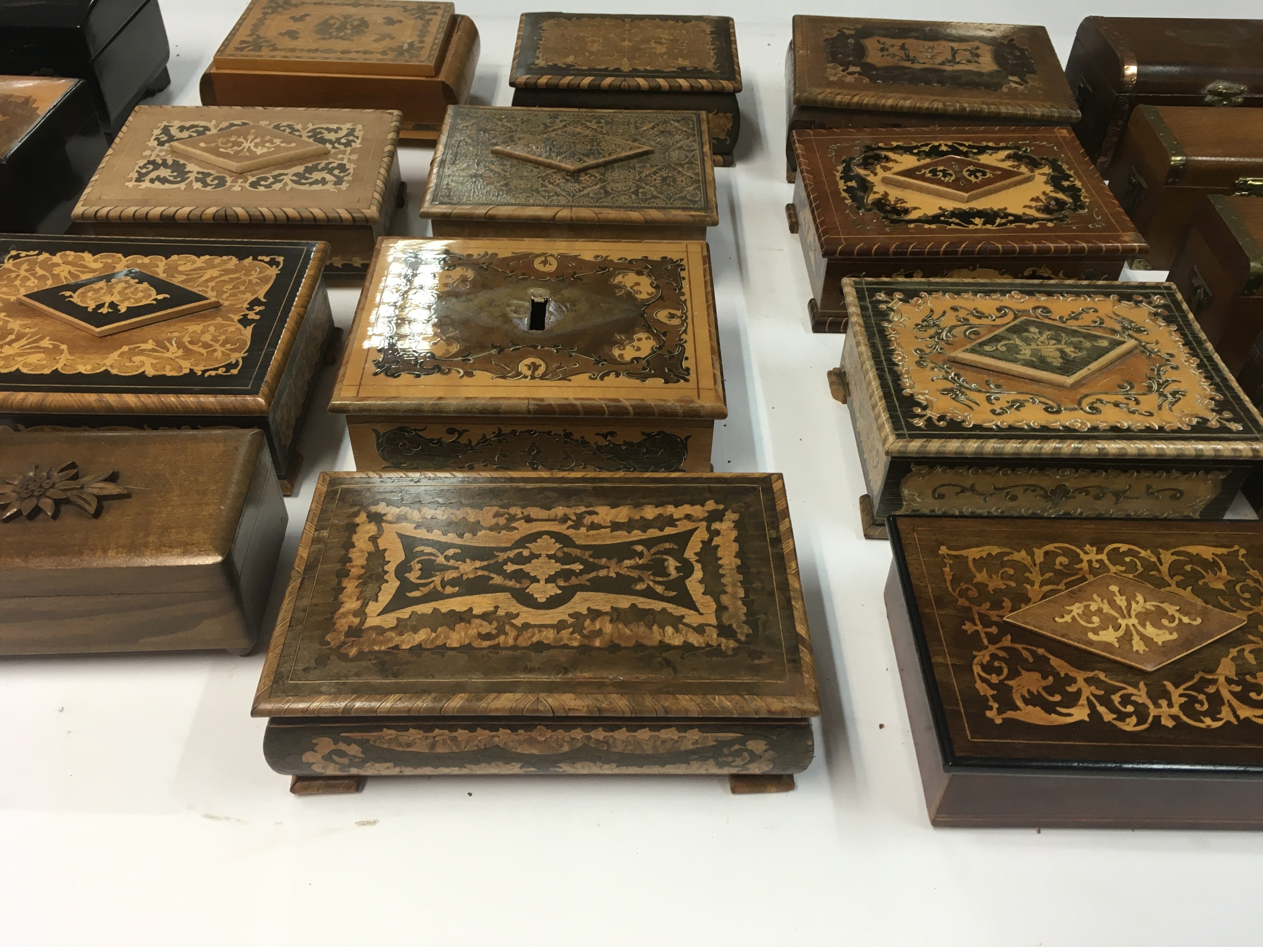 Large collection of various music boxes and trinke - Image 4 of 4
