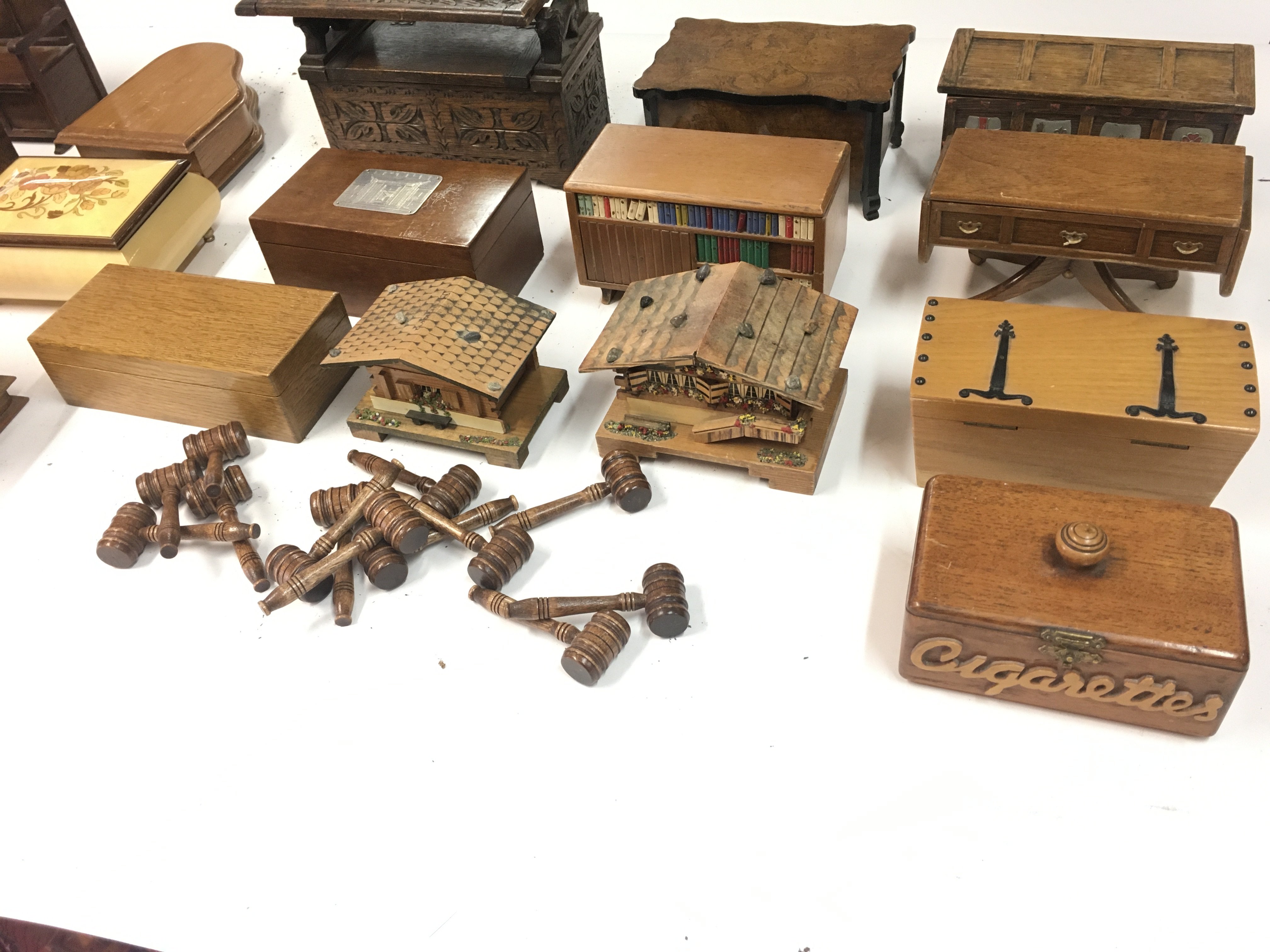 Collection of various music boxes and mini gavels. - Bild 3 aus 3