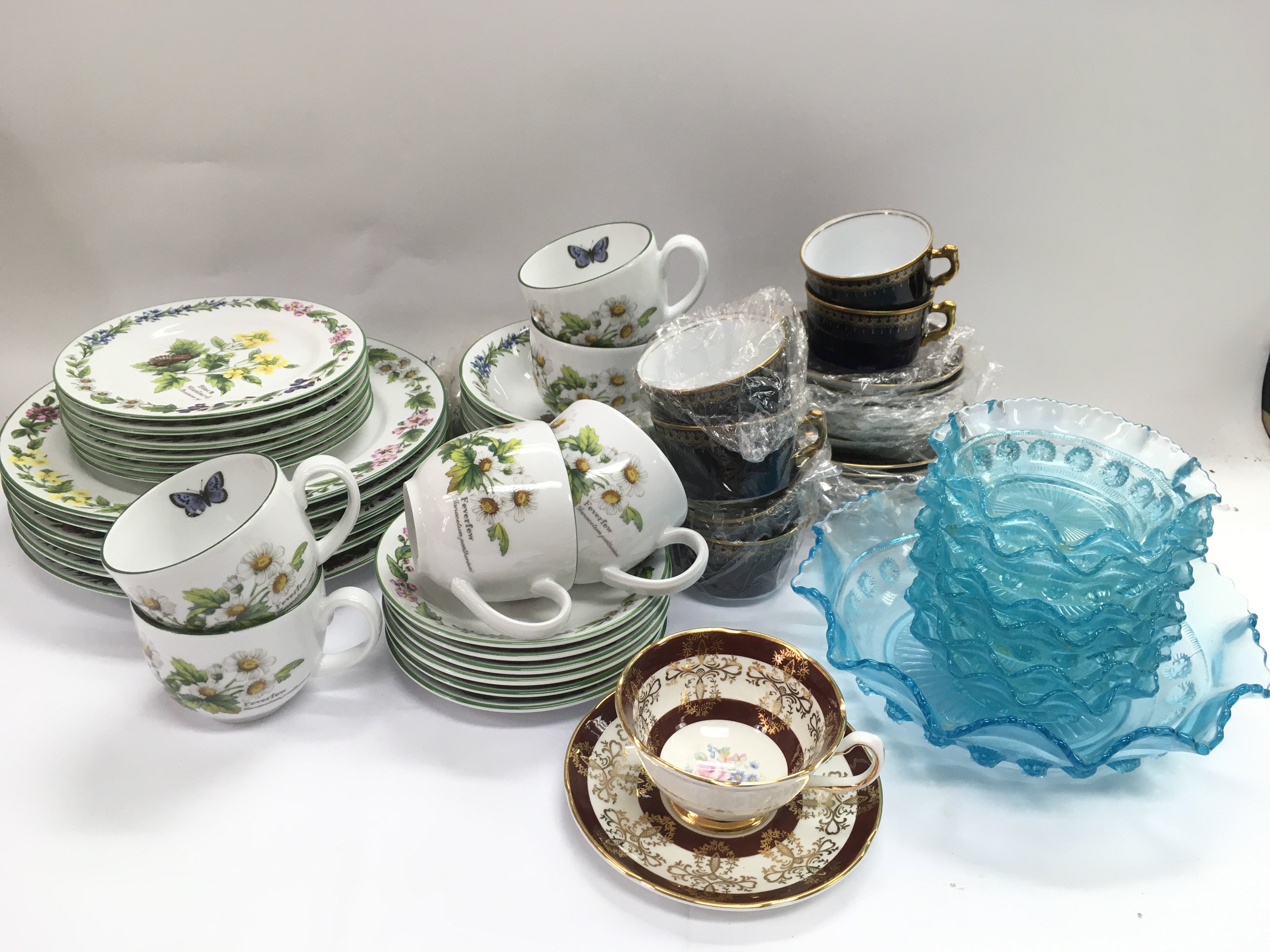 A set of Royal Worcester dinner and tea ware in 'H