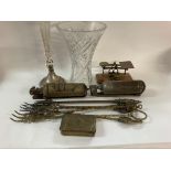 A mixed collection of vintage items including 2x f
